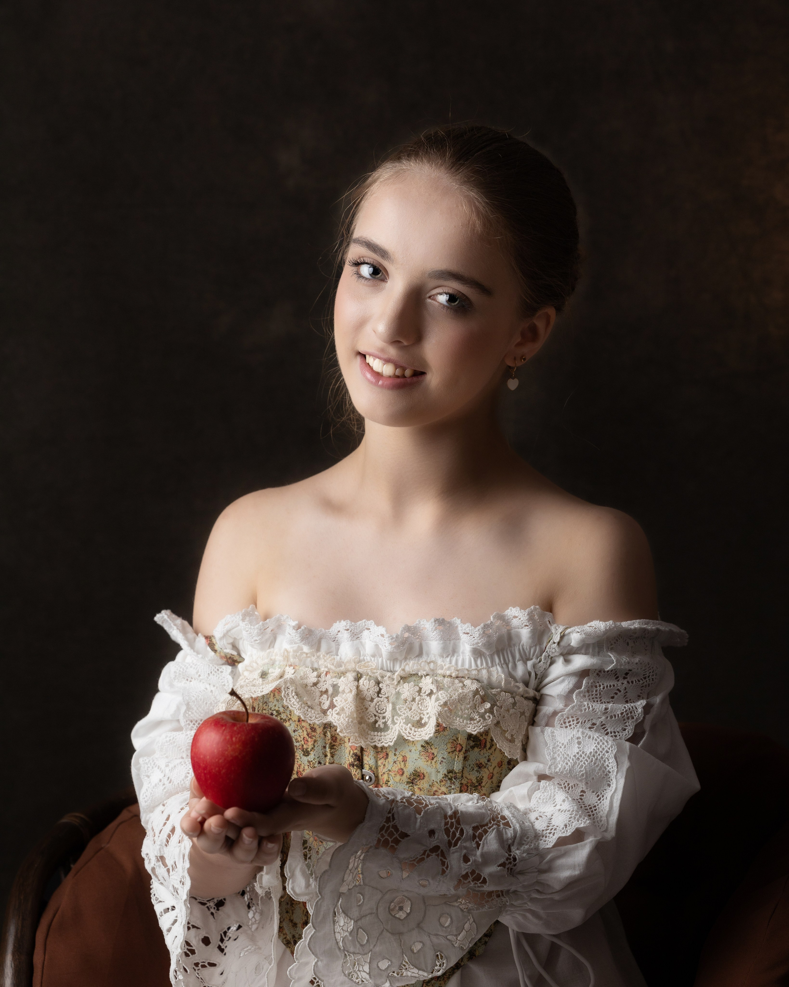 Художественный портрет девушки с яблоком - снимок известного фотографа из Кинешмы