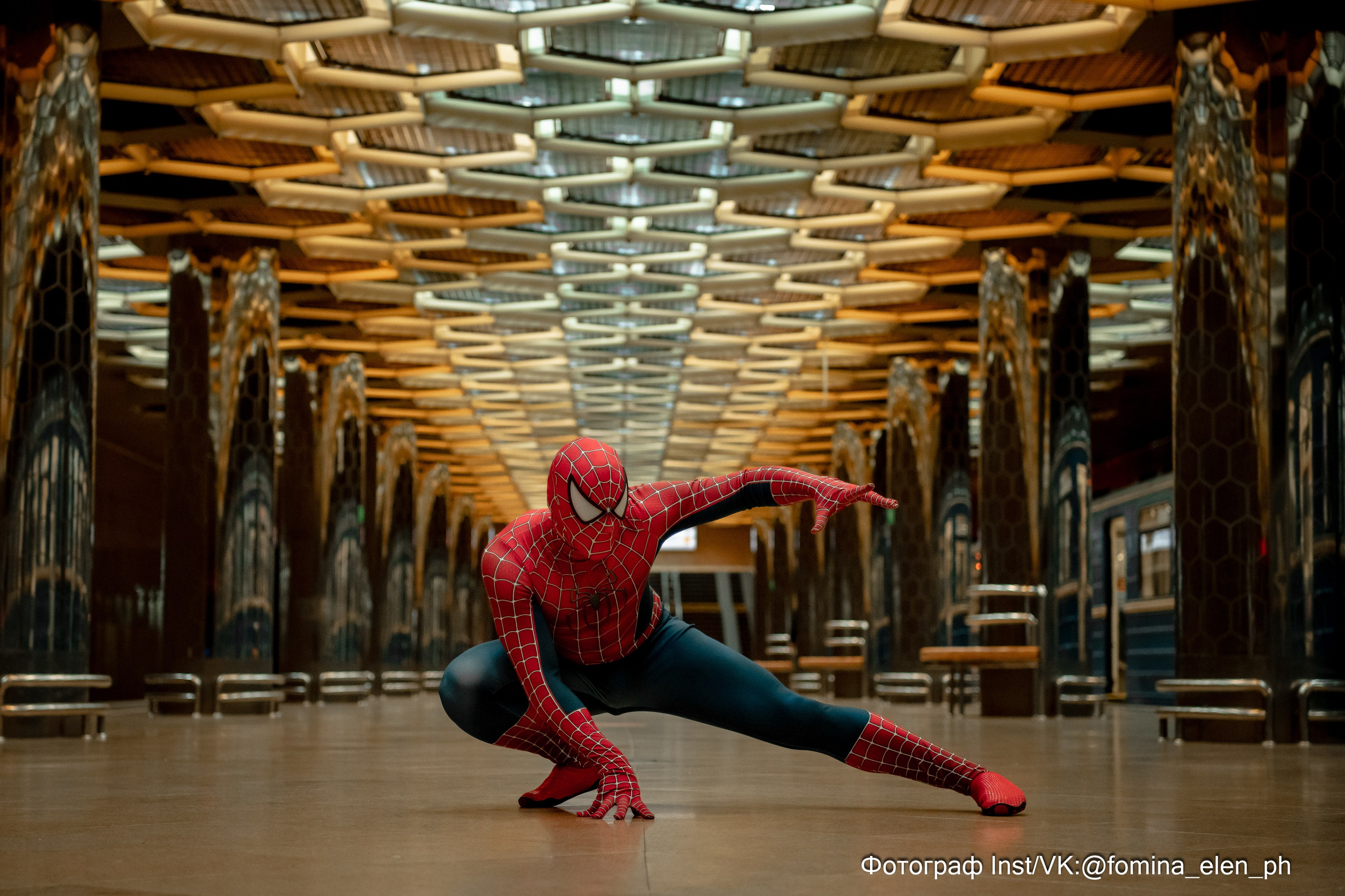 Человек паук и Веном в метро ЕКБ. Фомина Елена Свадебный и семейный фотограф