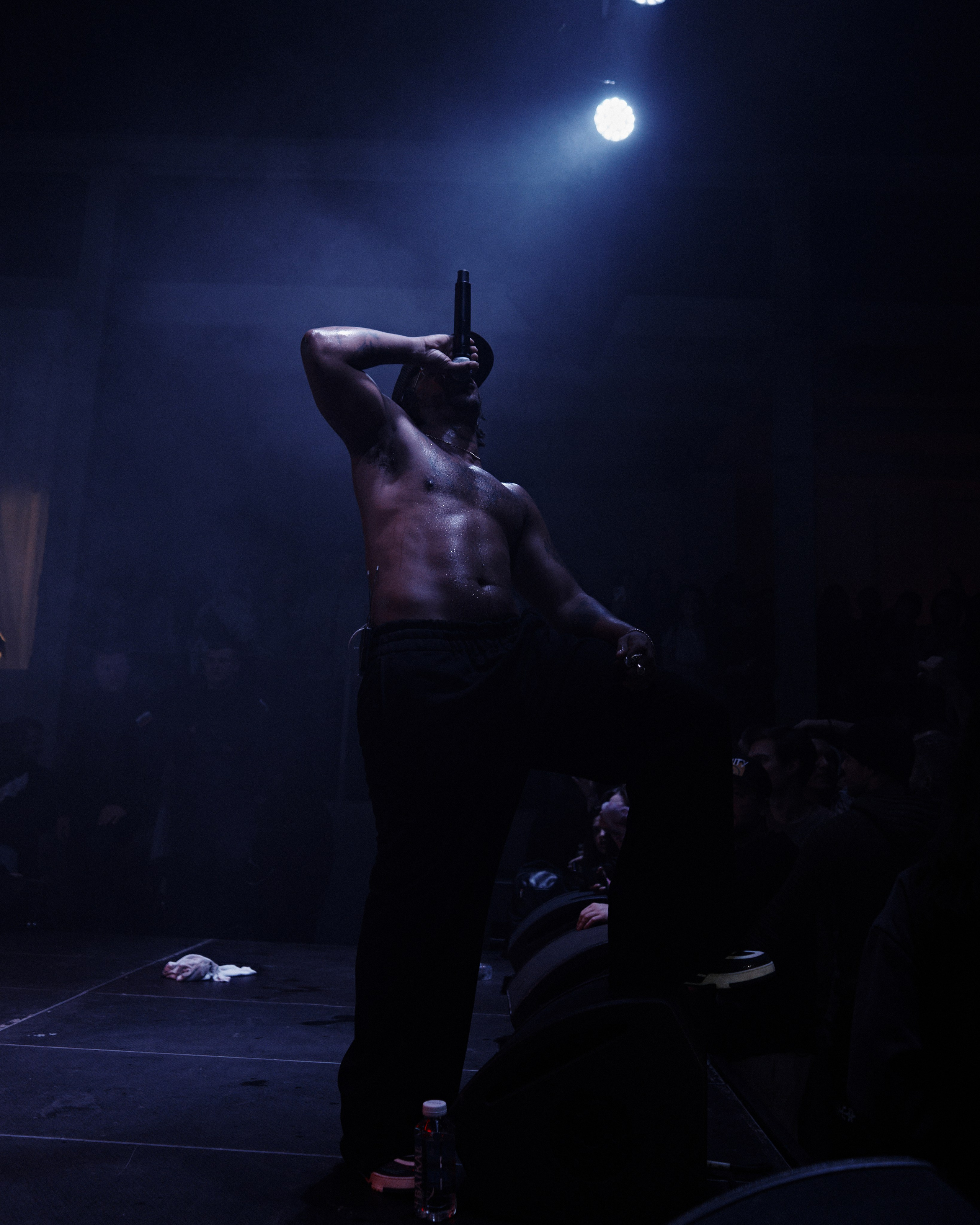 Azizi Gibson. NOIZOMAX Художественный фотограф в Дубай