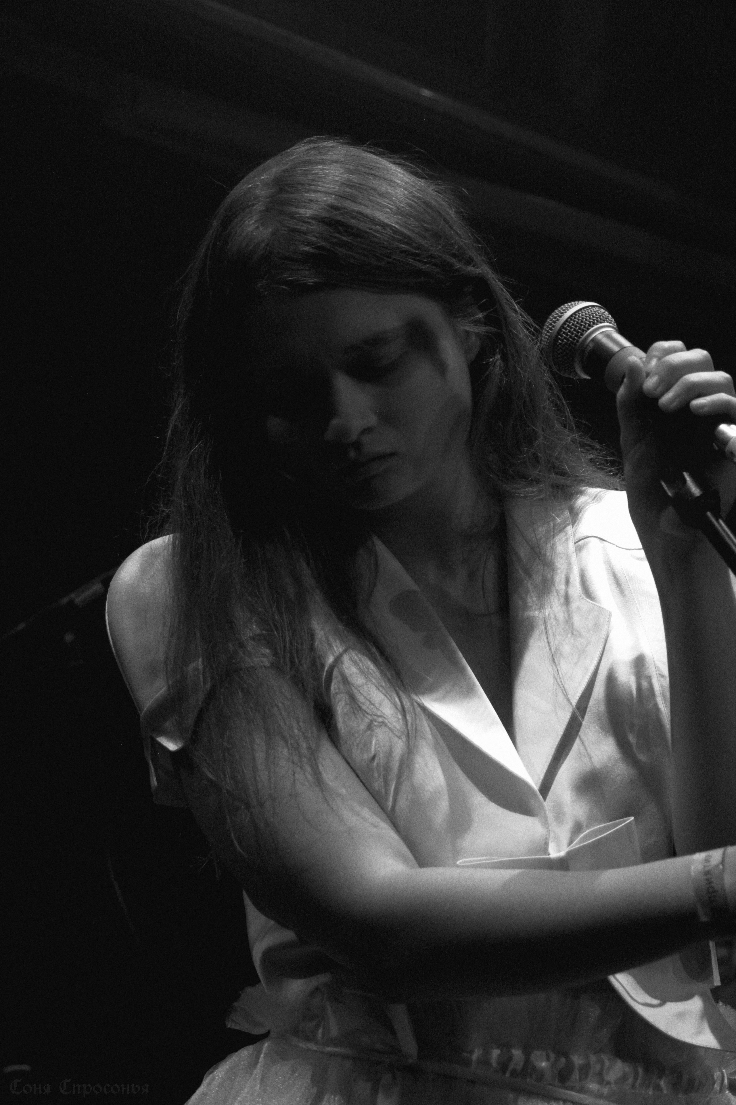 Синестетик 26.08.23. Концертный и портретный фотограф в Москве Соня Спросонья