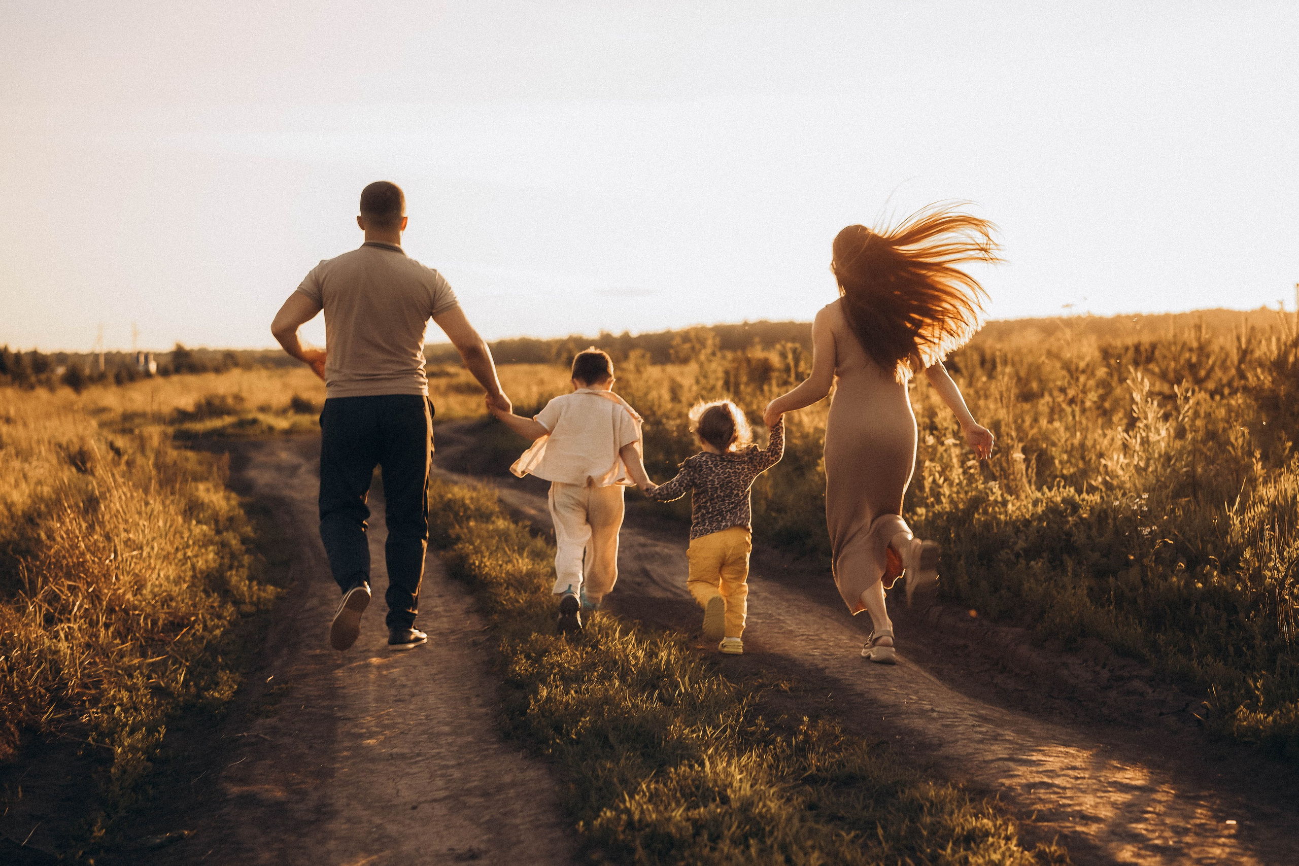 Семейная сьемка в поле на закате. Фотограф Екатеринбург Кокшарова Александра
