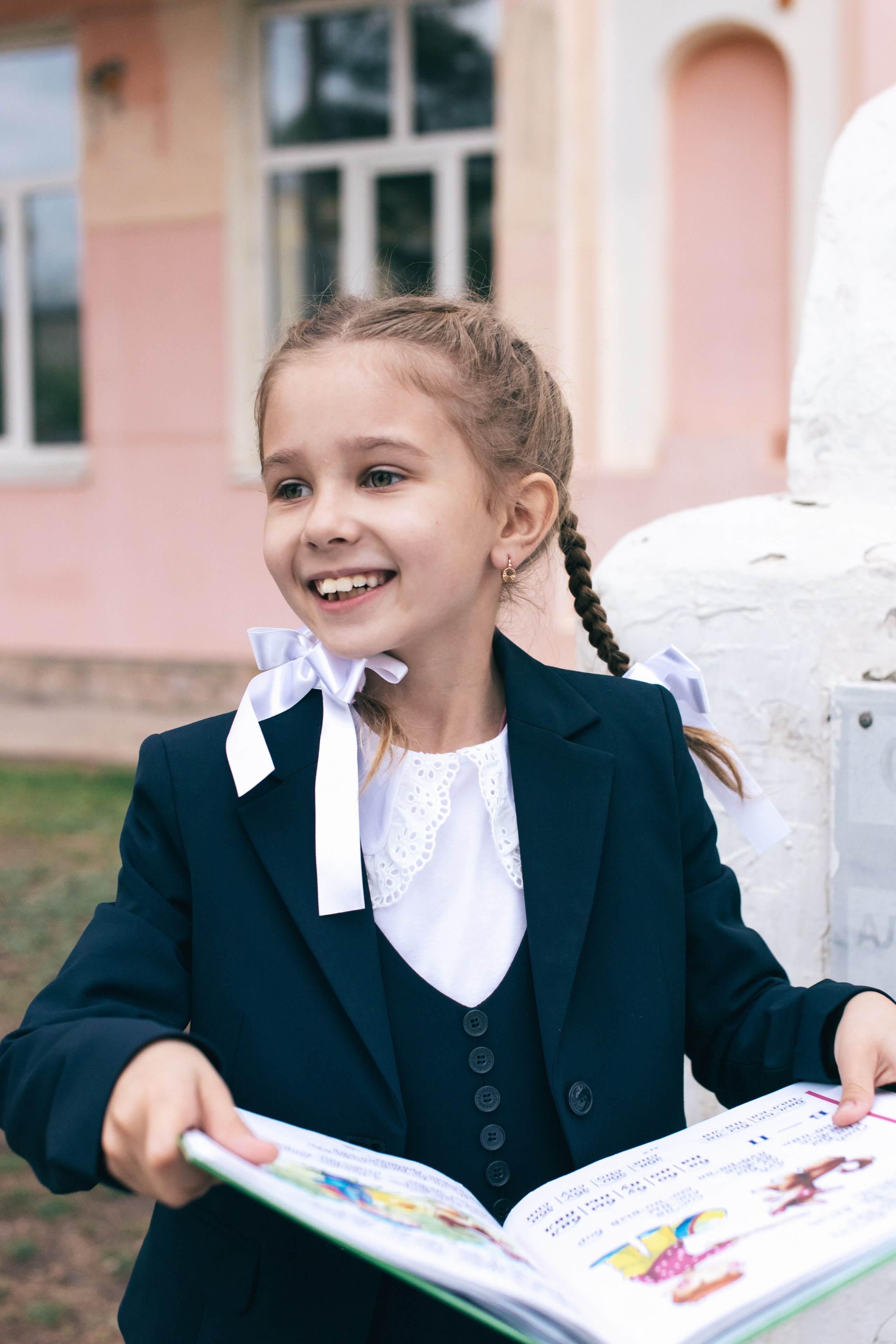 Рома и Белла идут в школу. Фотограф в Оренбурге. Профессиональный фотограф