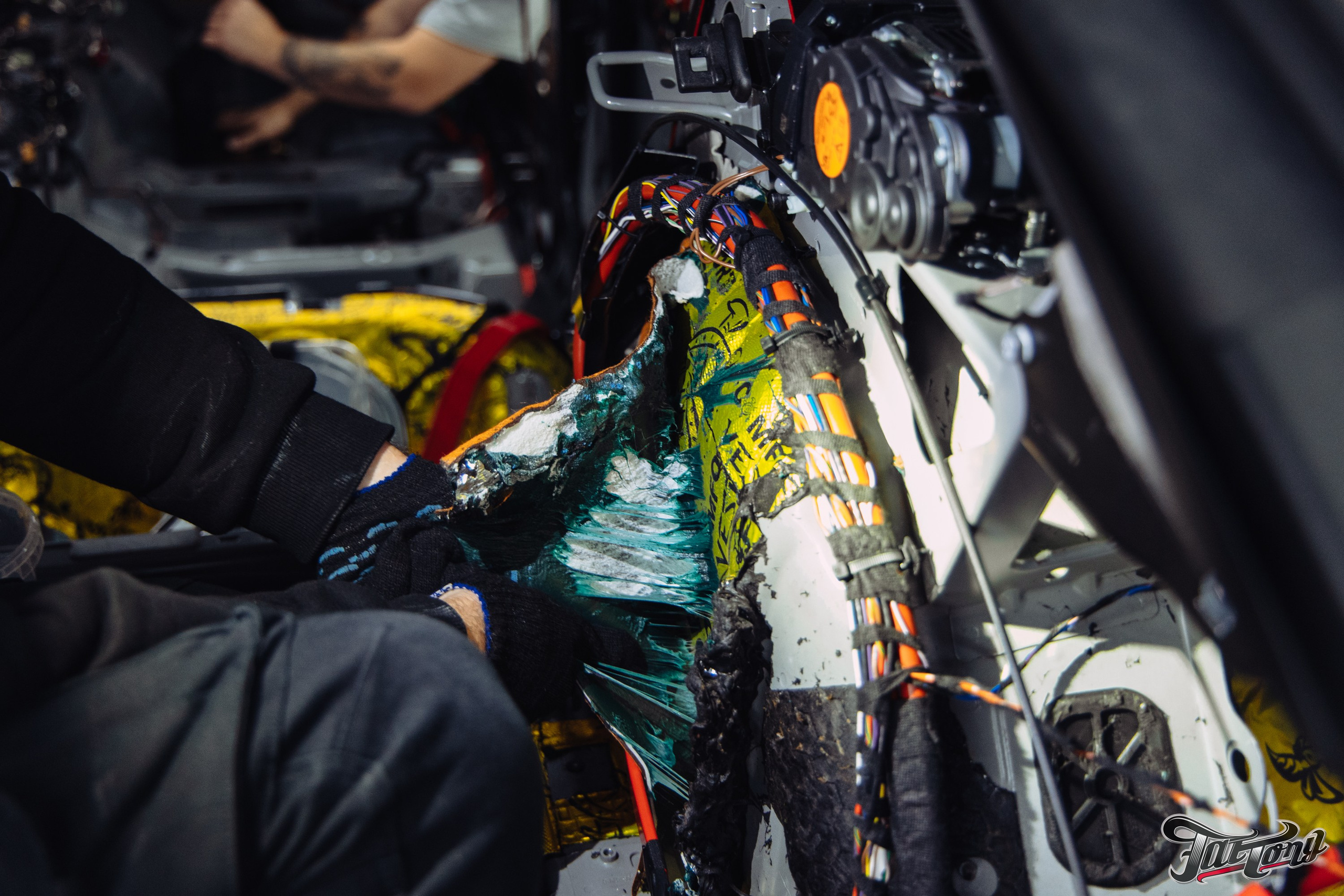 Audi RS6 снятие старой шумоизоляции и нанесение новой. DeLorein