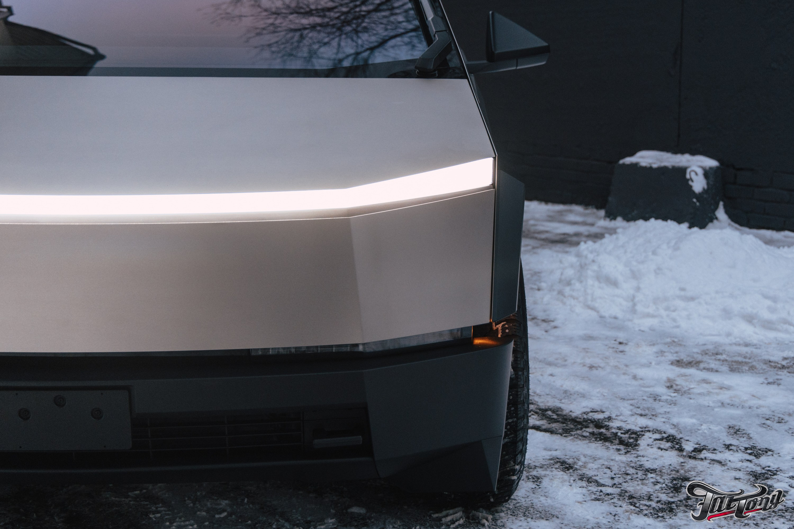 Tesla Cybertruck шиномонтаж в Fattony. DeLorein