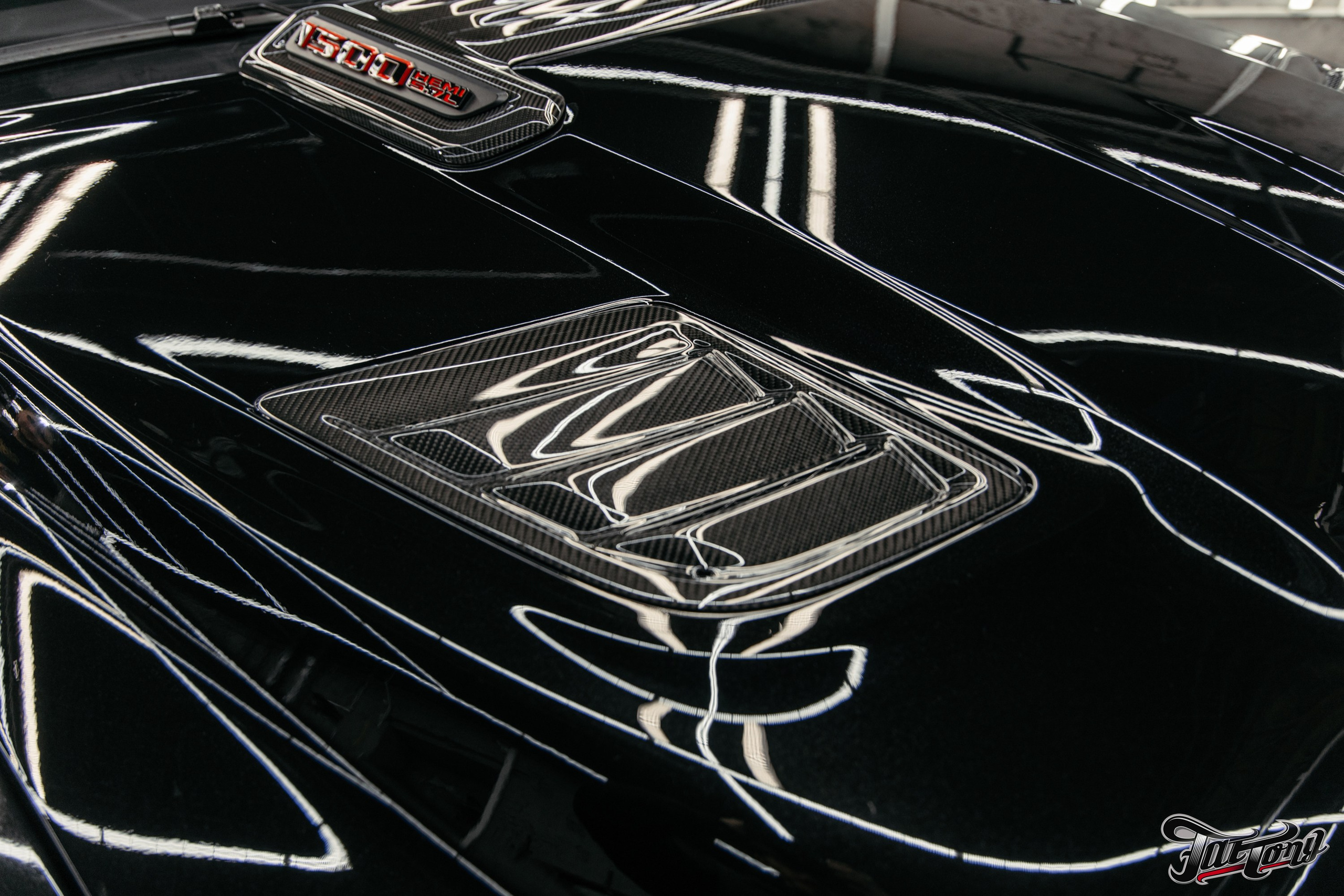 Ram 1500 ламинация карбоном, окрас шильдов, проушин, установка света в решетку. DeLorein