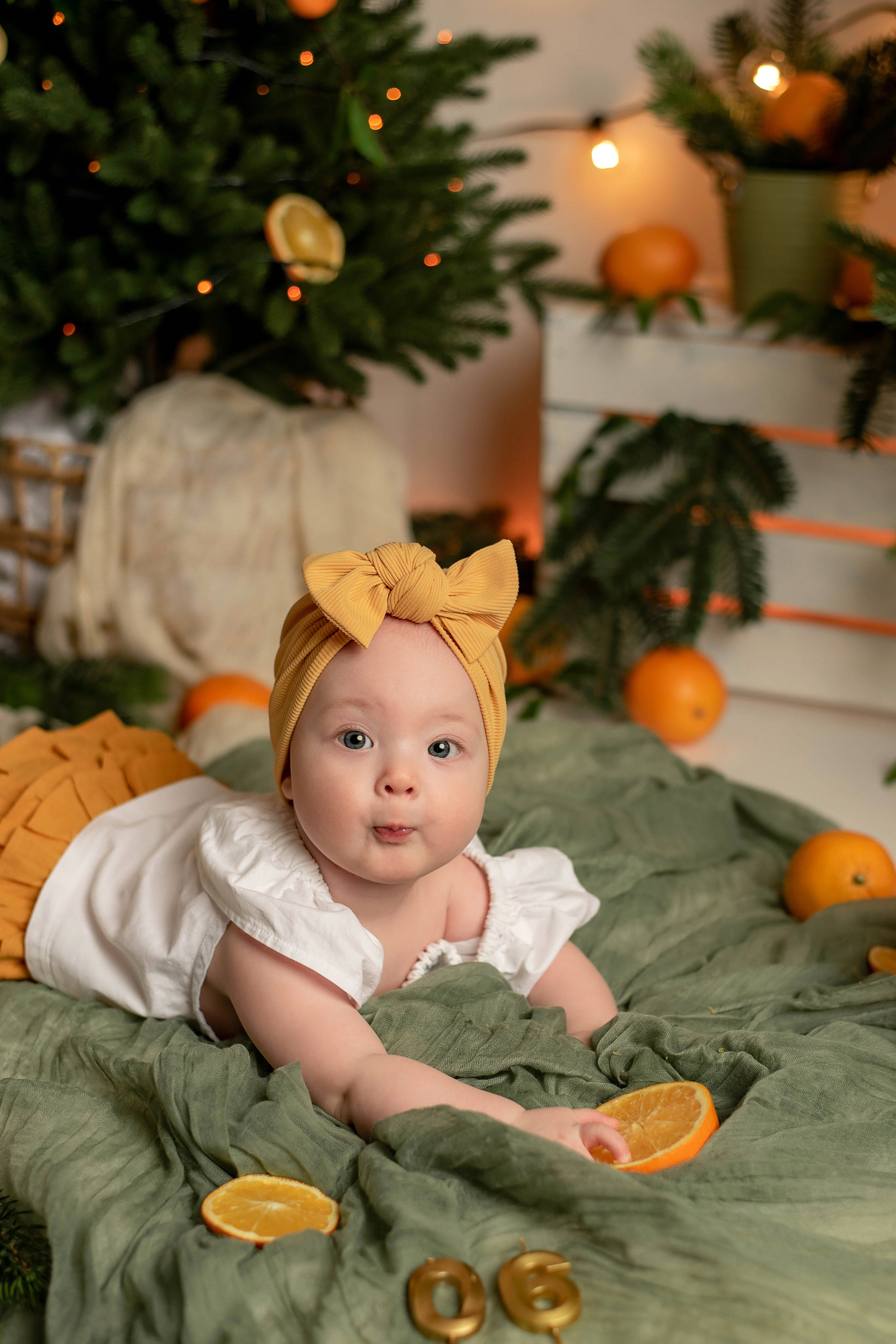 Лиза- купание с апельсинками НГ. Семейный и детский фотограф Наталья Горда