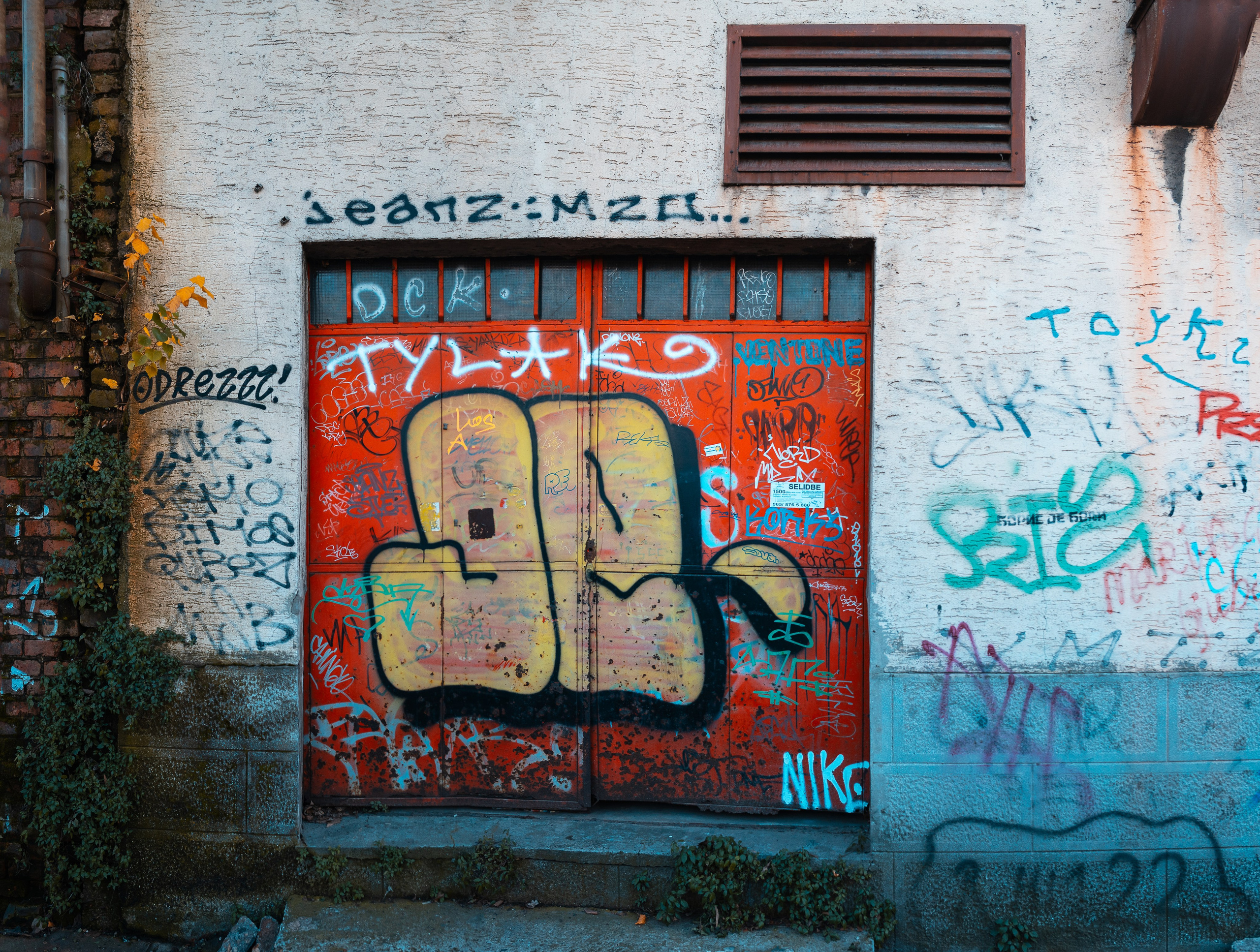 Urban and Street. Oleg Kozachok — Photographer with Protanopia | Portraits, Texture & Light