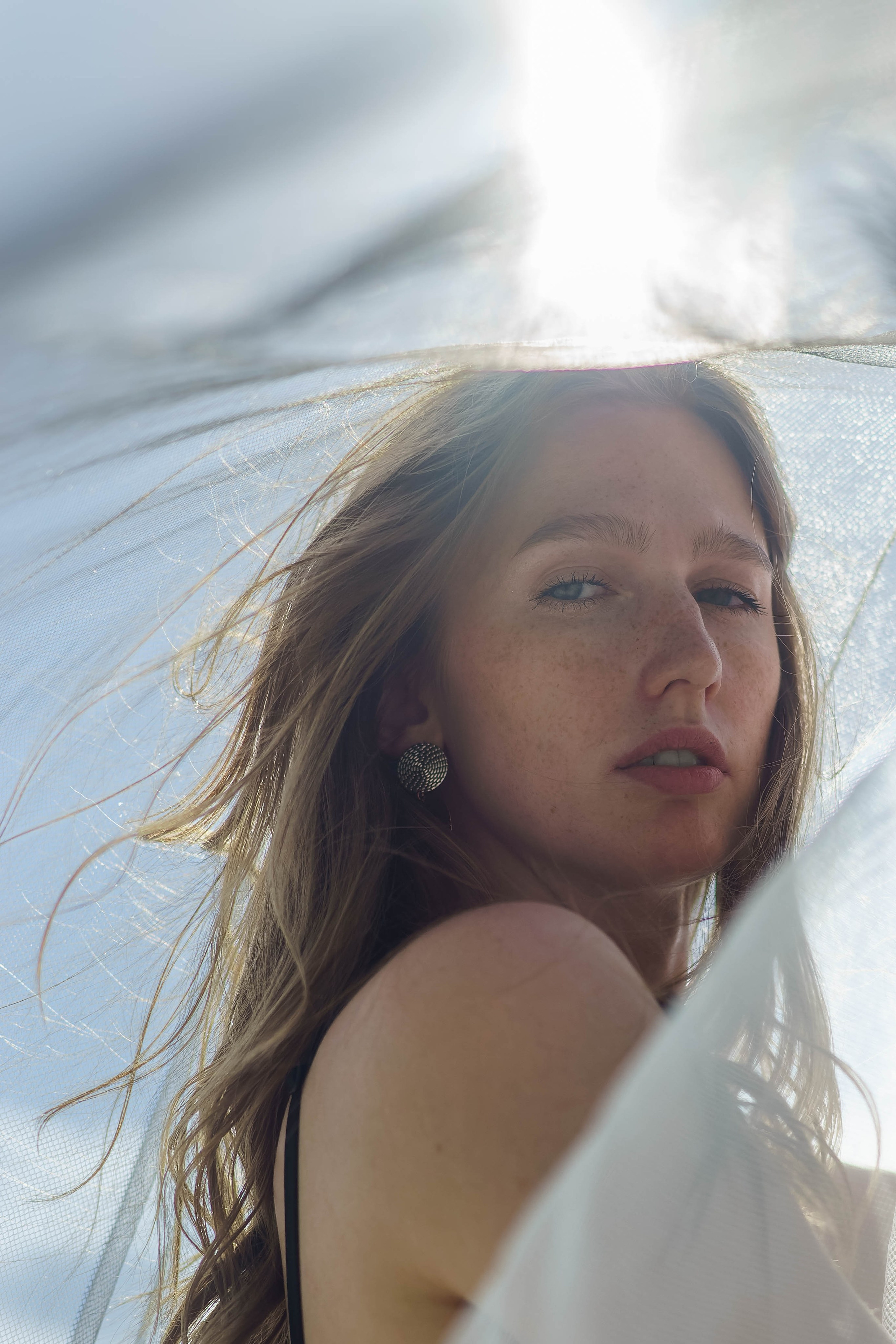 Фотосессия в яркий солнечный день на берегу .Екатеринбург. Автор фотограф: Додров. Ph: dodrov.