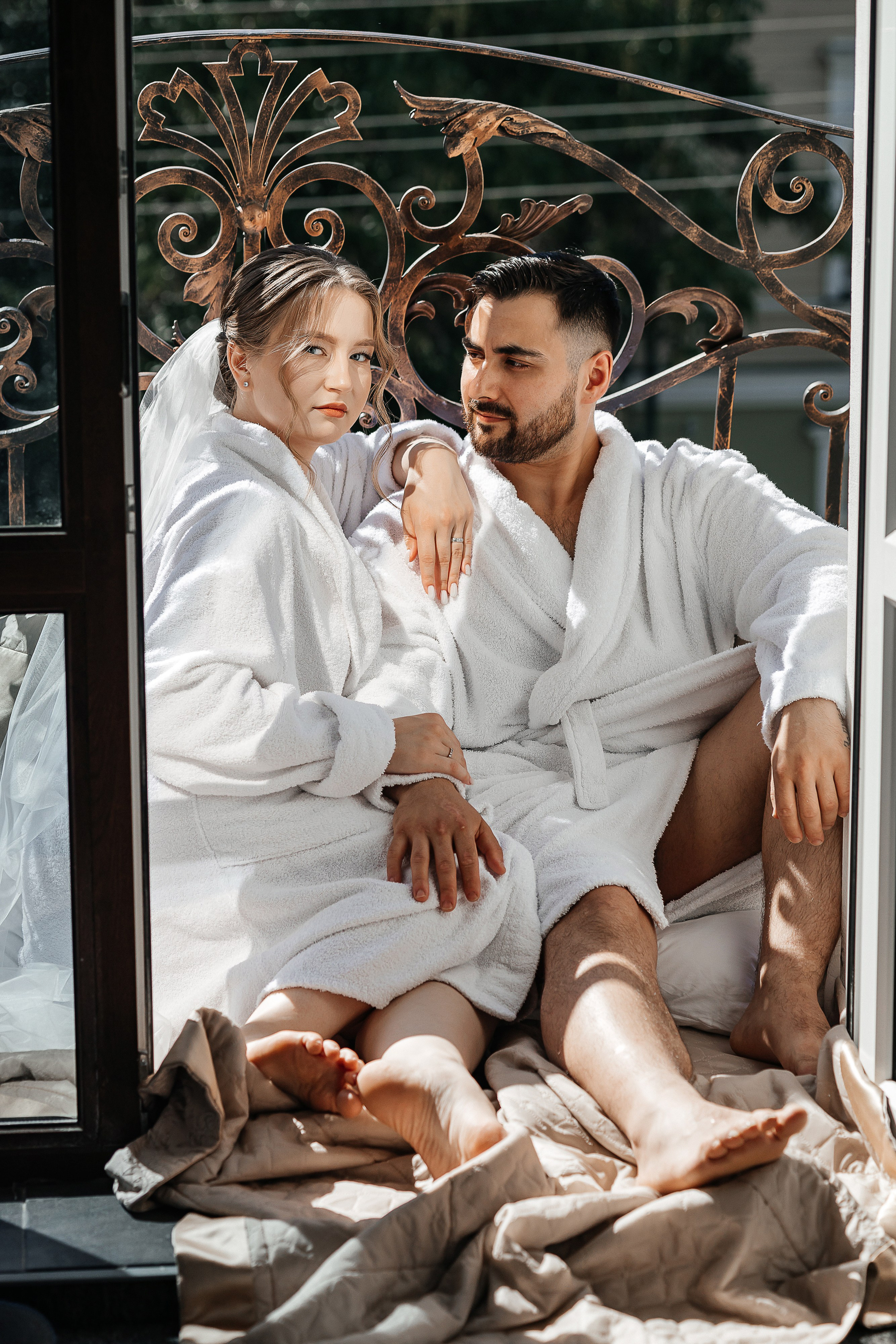 Свадебная фотосессия пары в номере отеля. Олег Сверчков | Свадебный фотограф Вологда