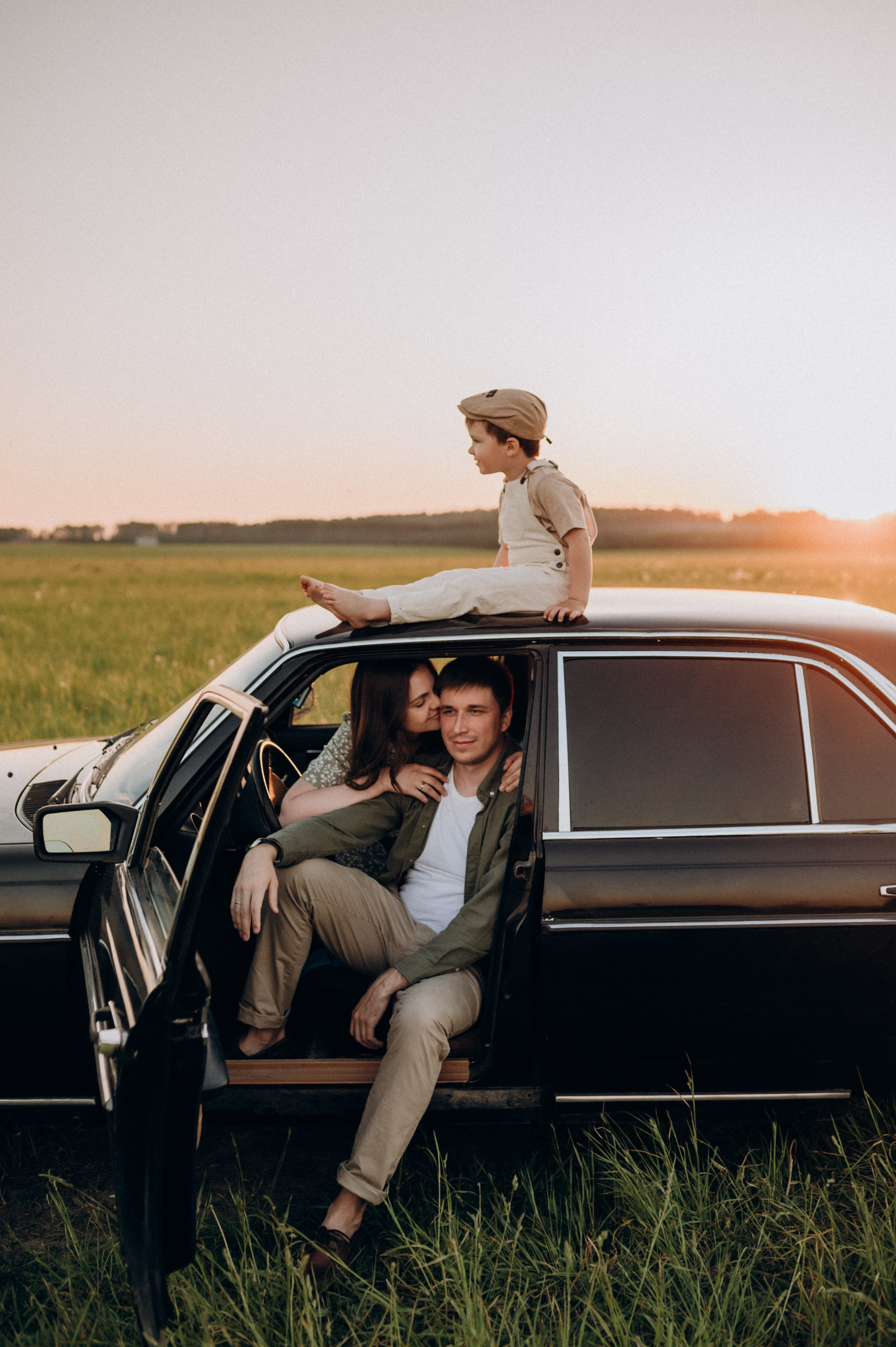 С машиной. Семейный фотограф Нагорнова Виктория