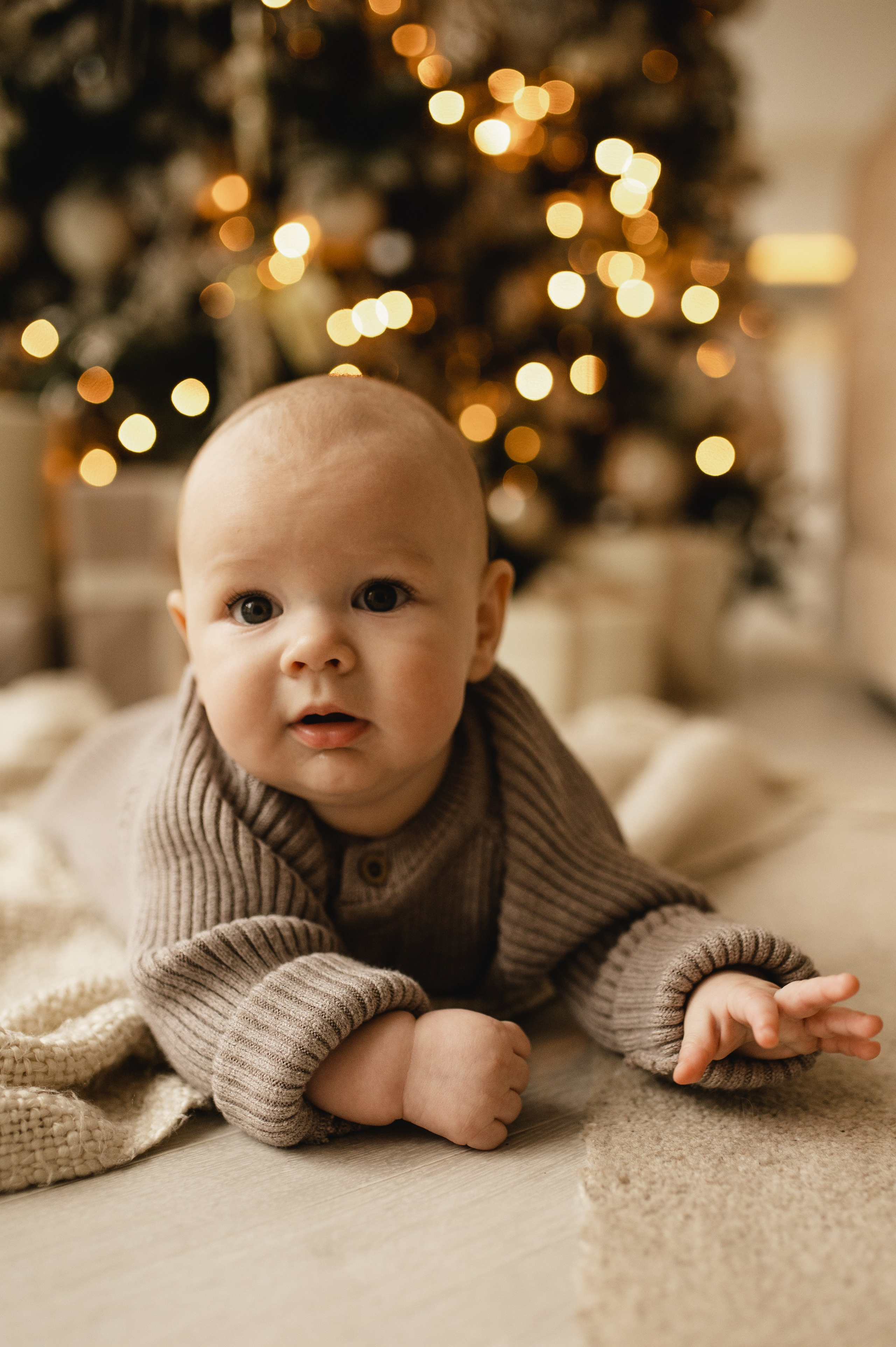 Новогодняя фотосессия в студии с малышом 6 месяцев в Бутово. Семейная фотосессия Бутово Москва фотограф Алина Морщагина