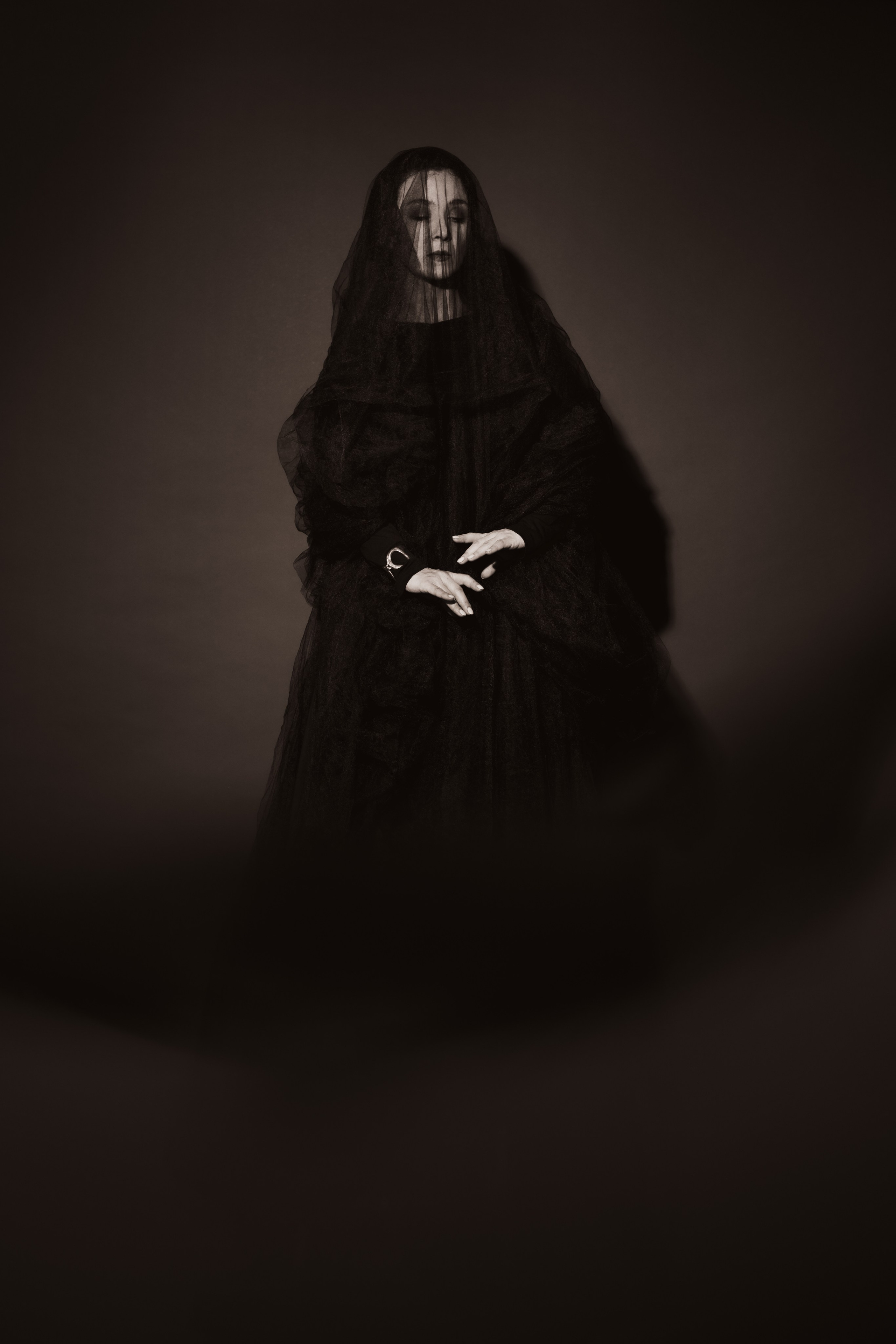 Нана Татишвили, девушка в черном платье на черном фоне