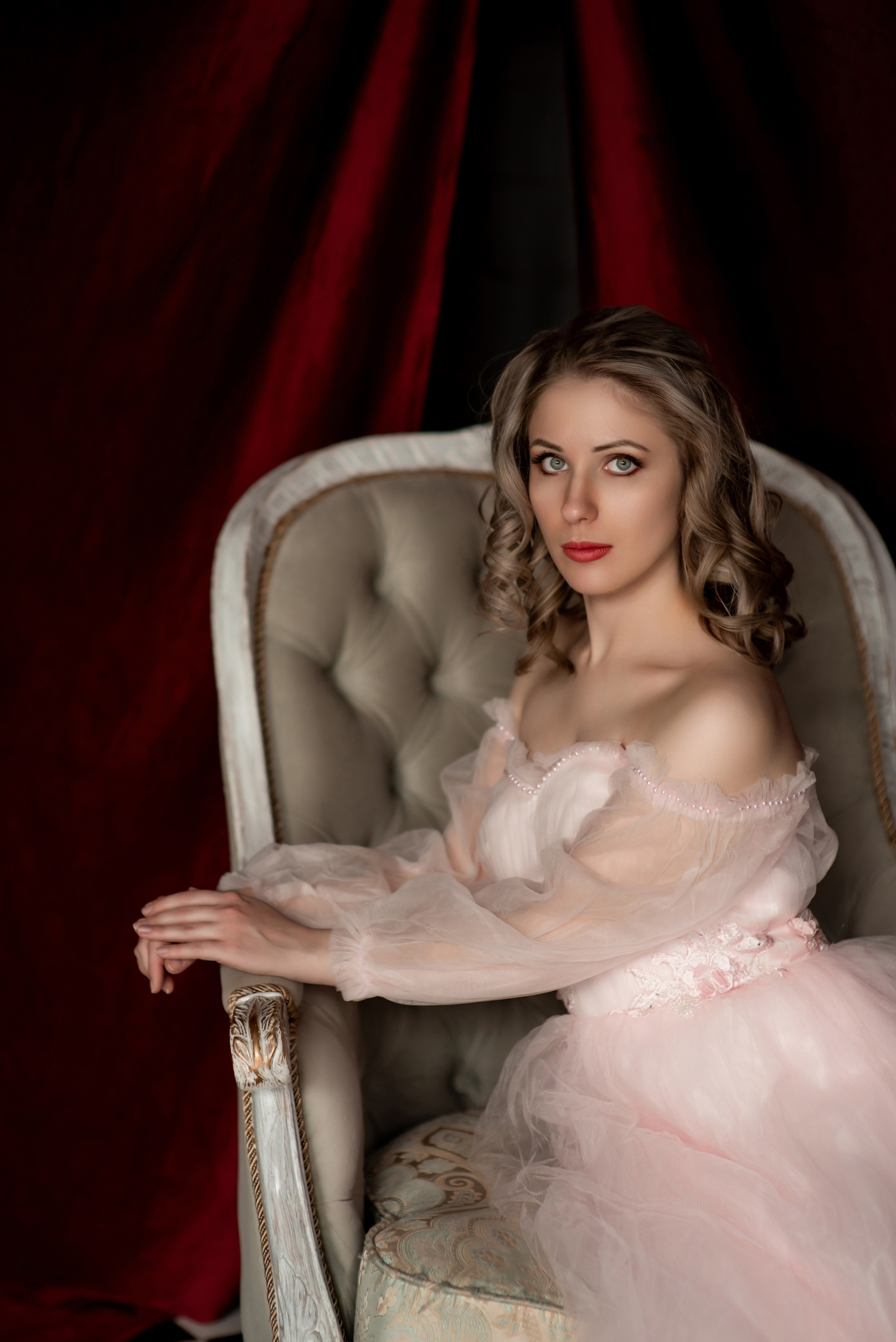 Девушка в пышном розовом корсетной платье со шлейфом