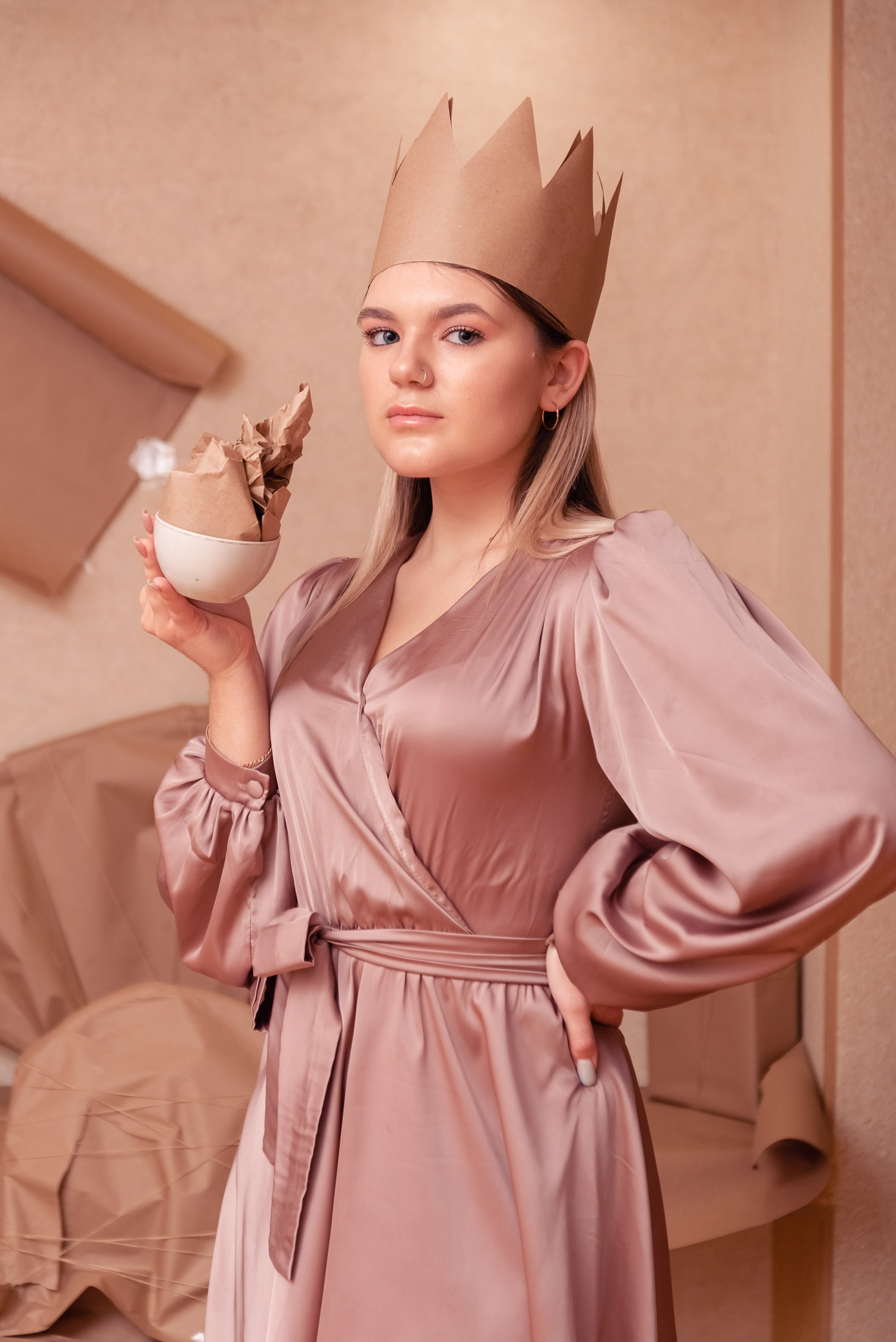 девушка королева в бежевых тонах.