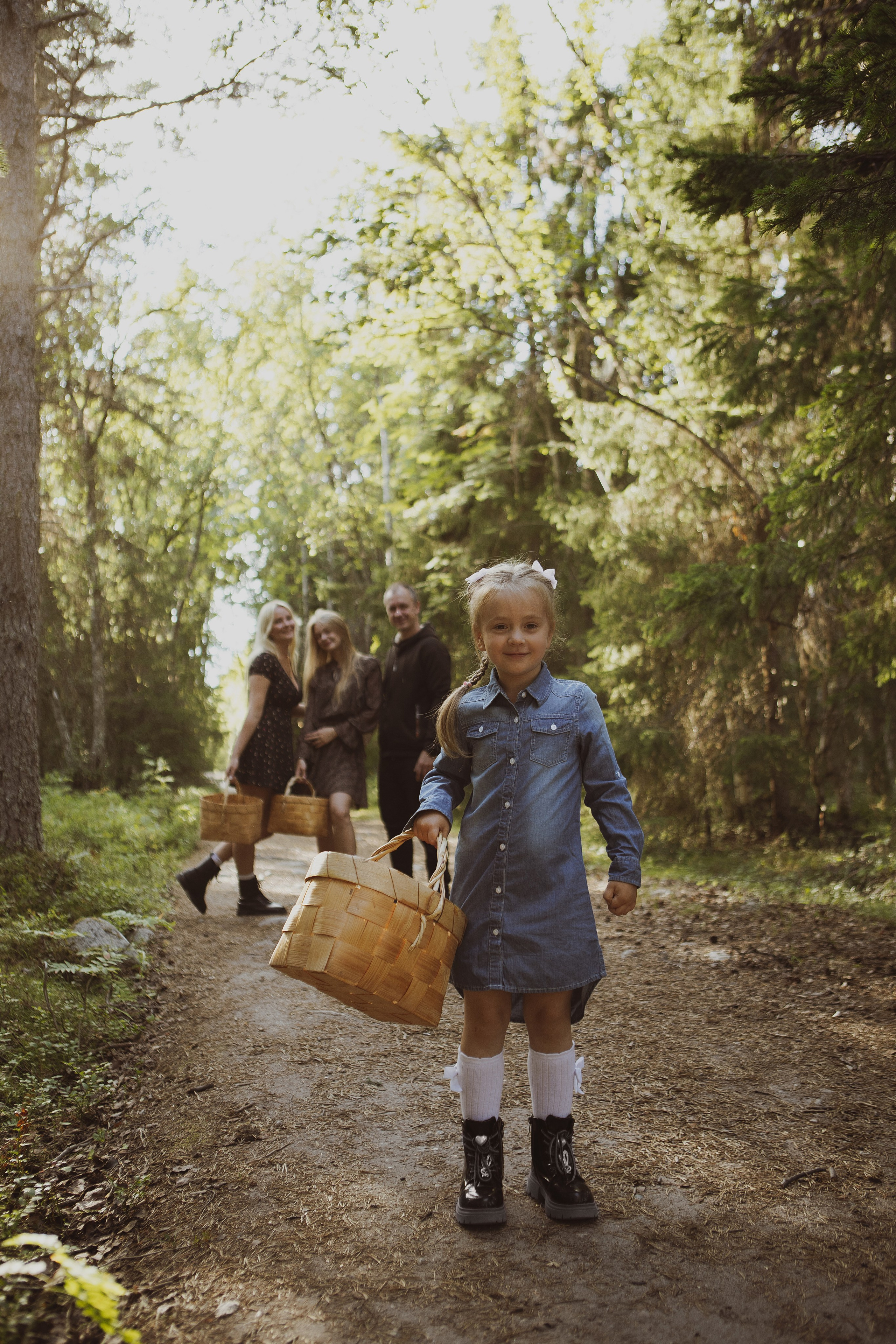Семейная фотосессия в лесу. Фотограф в Москве Таша Логинова