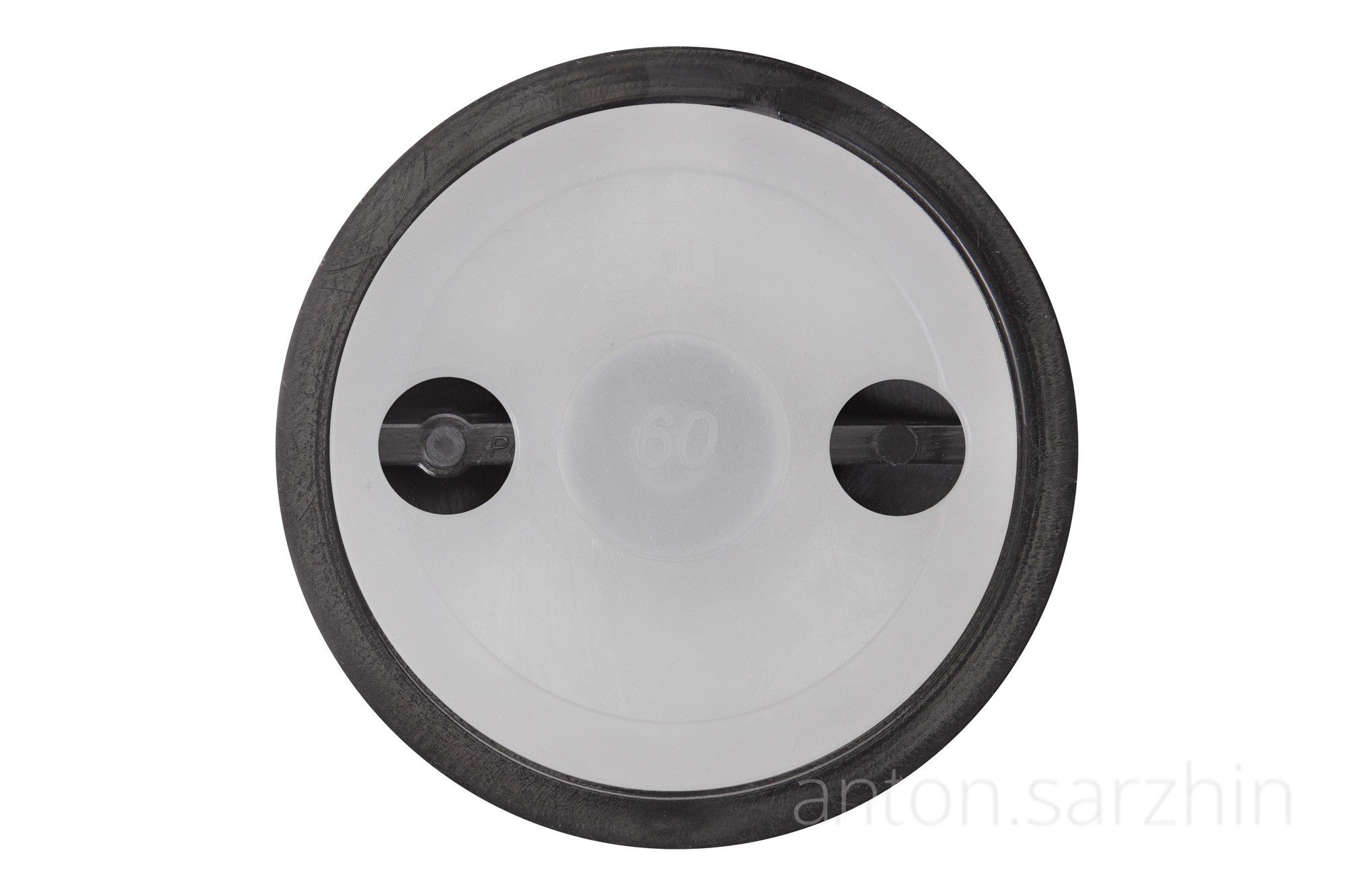 Предметная фотография подставки для шкафа с резинкой