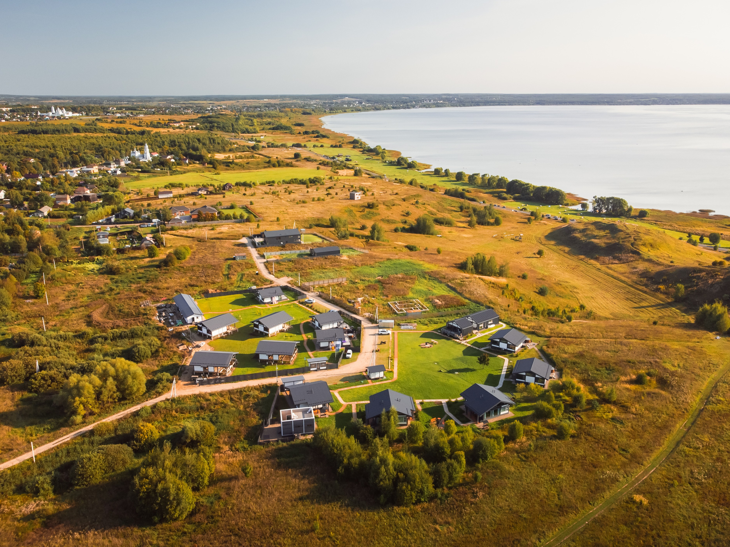 Переславль - Залесский, Загородный клуб "ОЗЕРО", Плещеево озеро, национальный парк, небо, трава, лето, день, дом