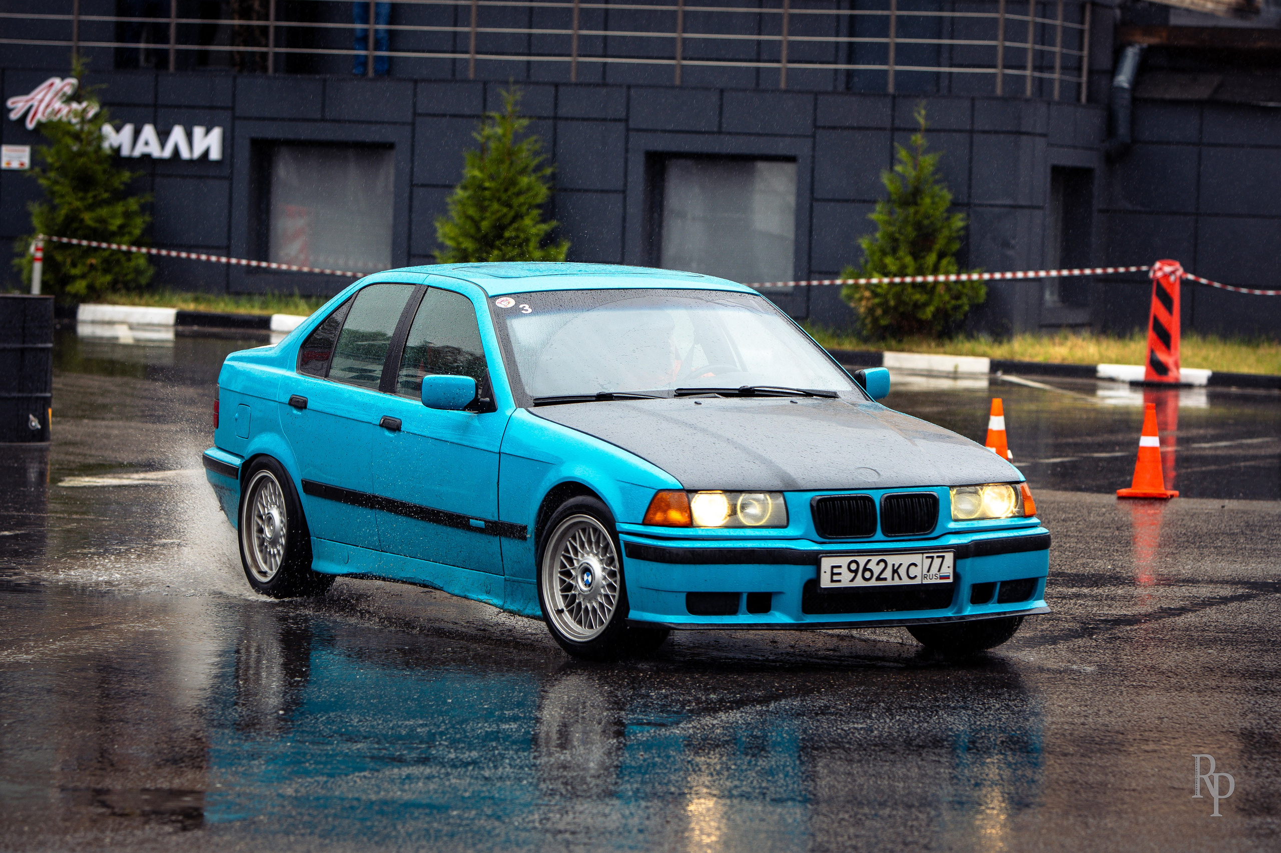 SHOWDOWN. Rusty Photographer