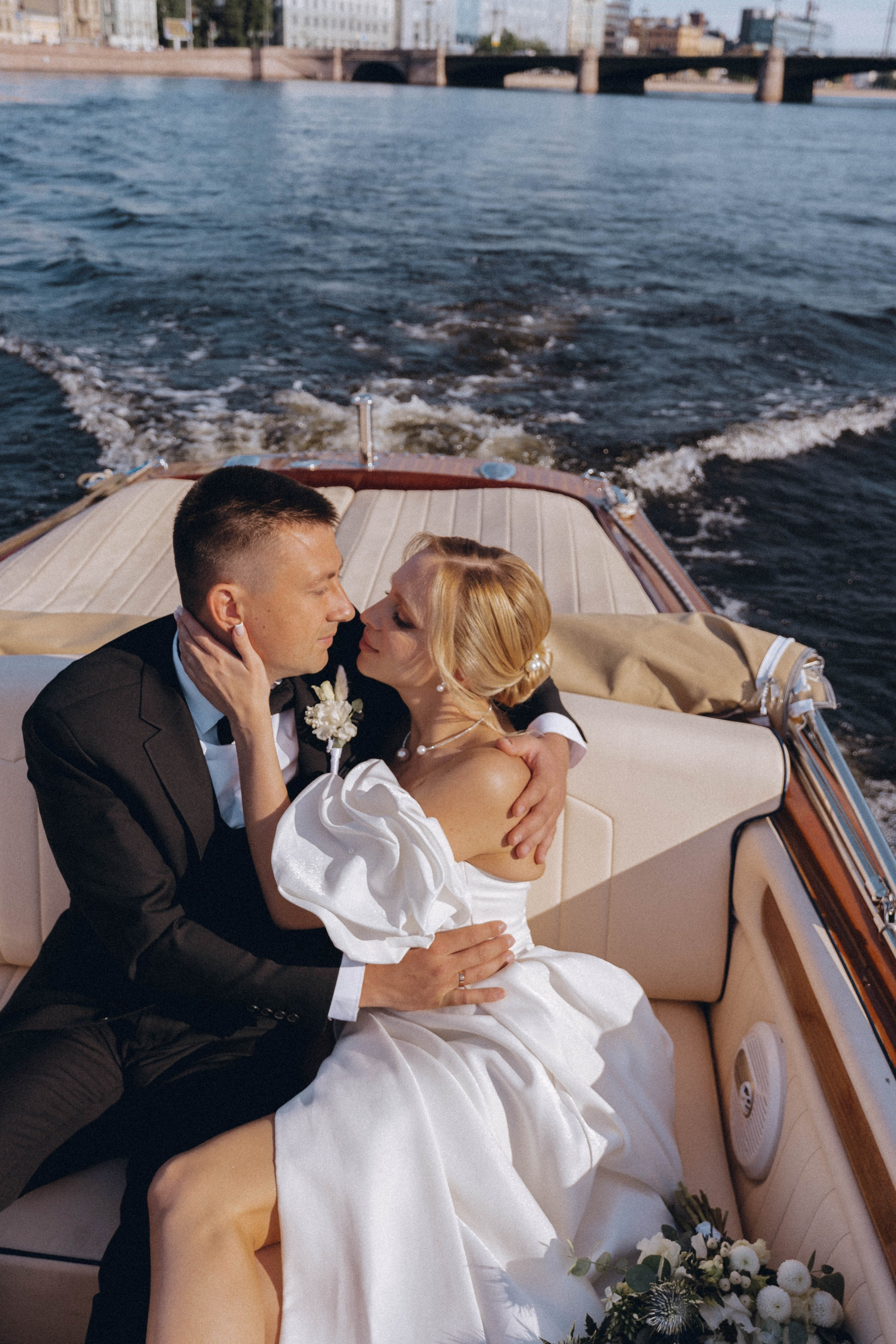 СВАДЕНБНАЯ СЬЕМКА НА КАТЕРЕ ПО КАНАЛАМ САНКТ-ПЕТЕРБУРГА И В АКВАТОРИИ НЕВЫ. Профессиональный фотограф, Санкт-Петербург — Виктория Богомолова