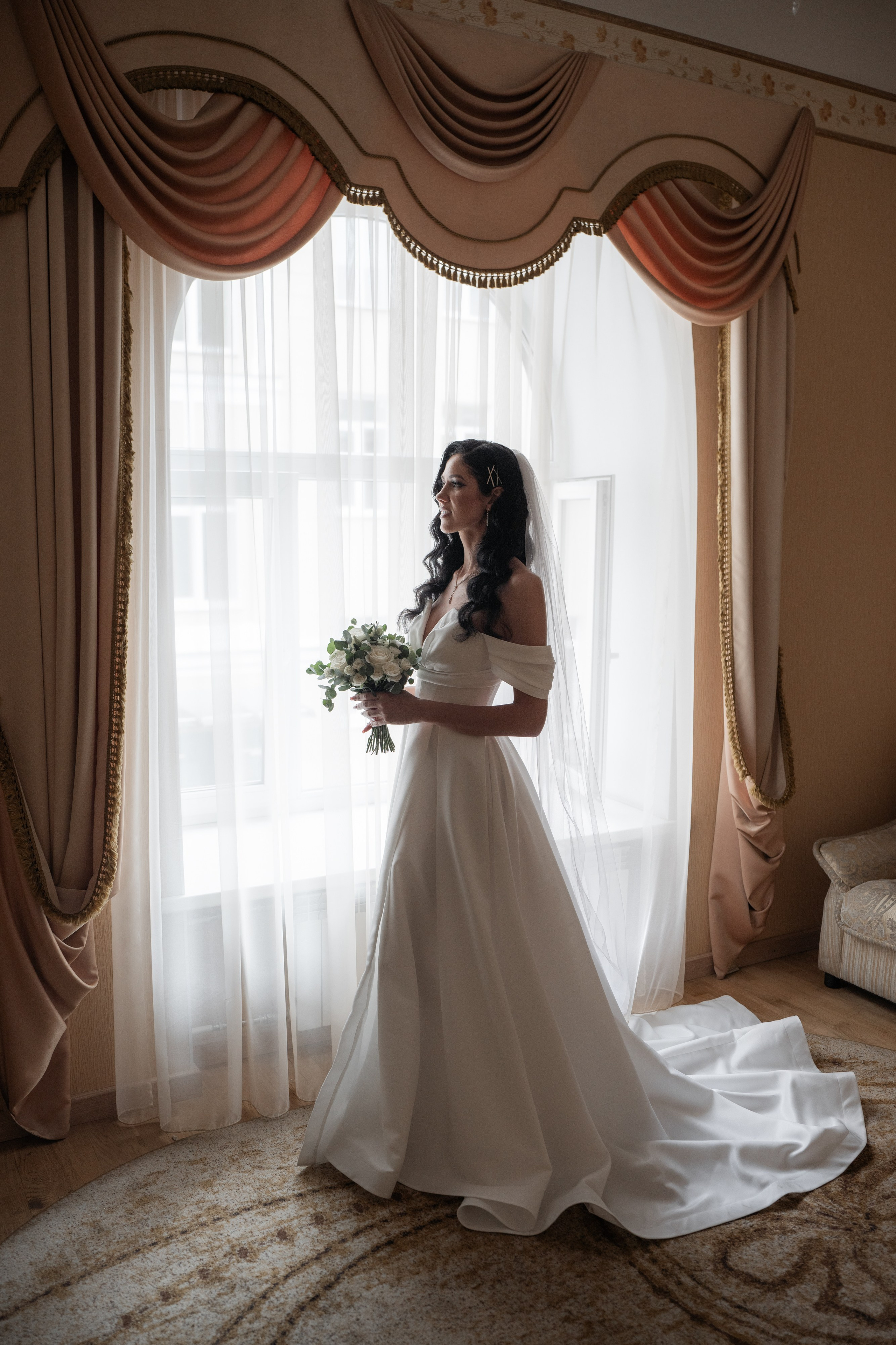 Свадебные фотосессии во дворцах и ЗАГСах Санкт- Петербурга. Свадебный фотограф Александр Невский в Санкт-Петербурге