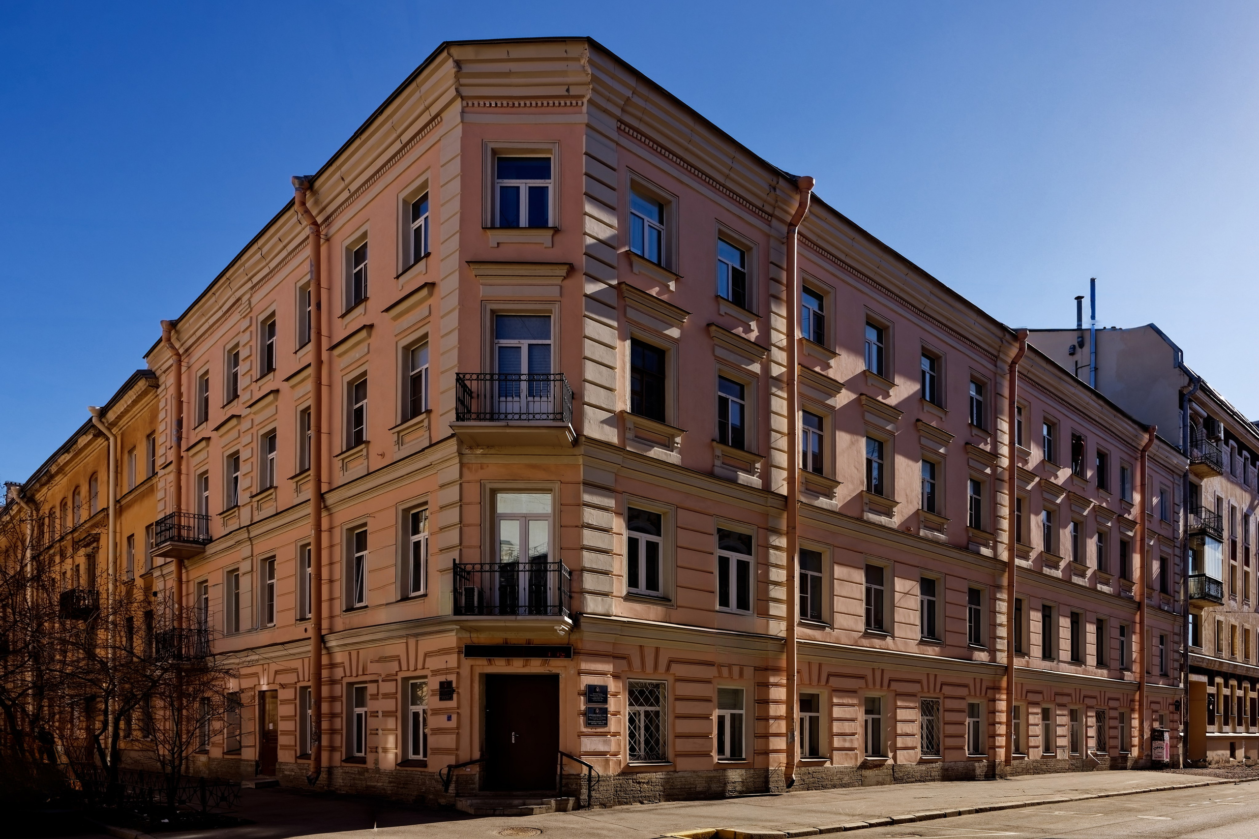 Санкт-Петербург, Тележная улица, дом 1 (Харьковская улица, дом 6). Доходный дом А. Н. Девятова, 1878. Архитектор: Николай Никитич Бобров. 