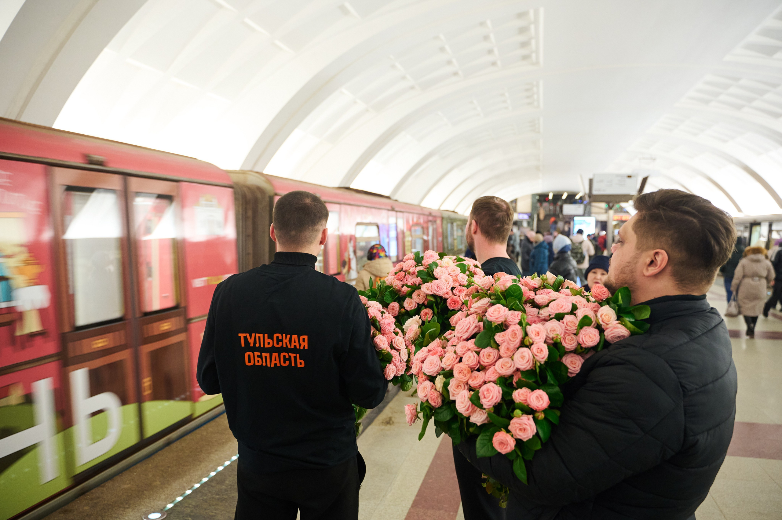 Раздача цветов в метро. Белова Полина — фотограф в Туле