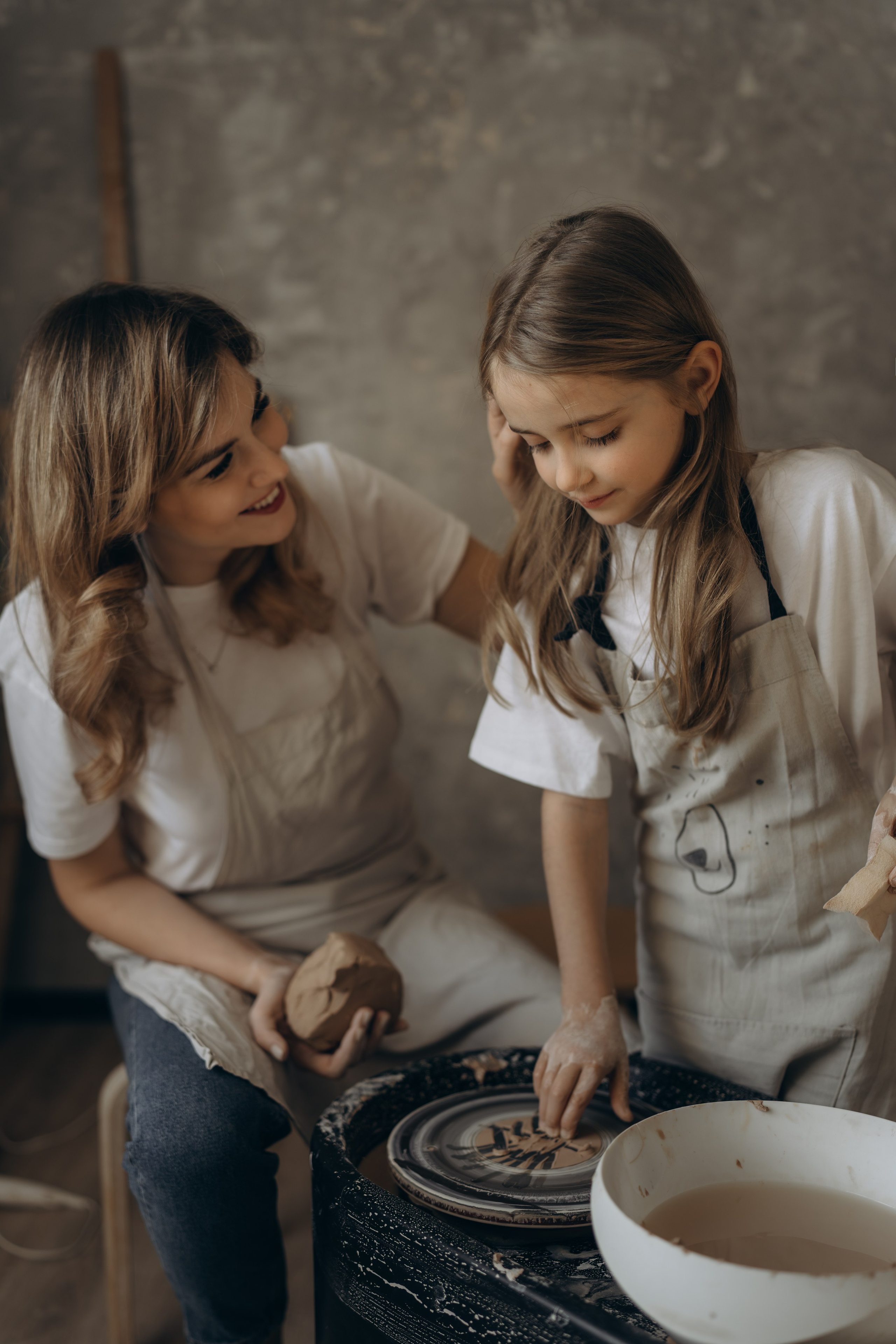 В гончарной мастерской. Семейный фотограф Москва. Фотограф беременности и материнства Москва