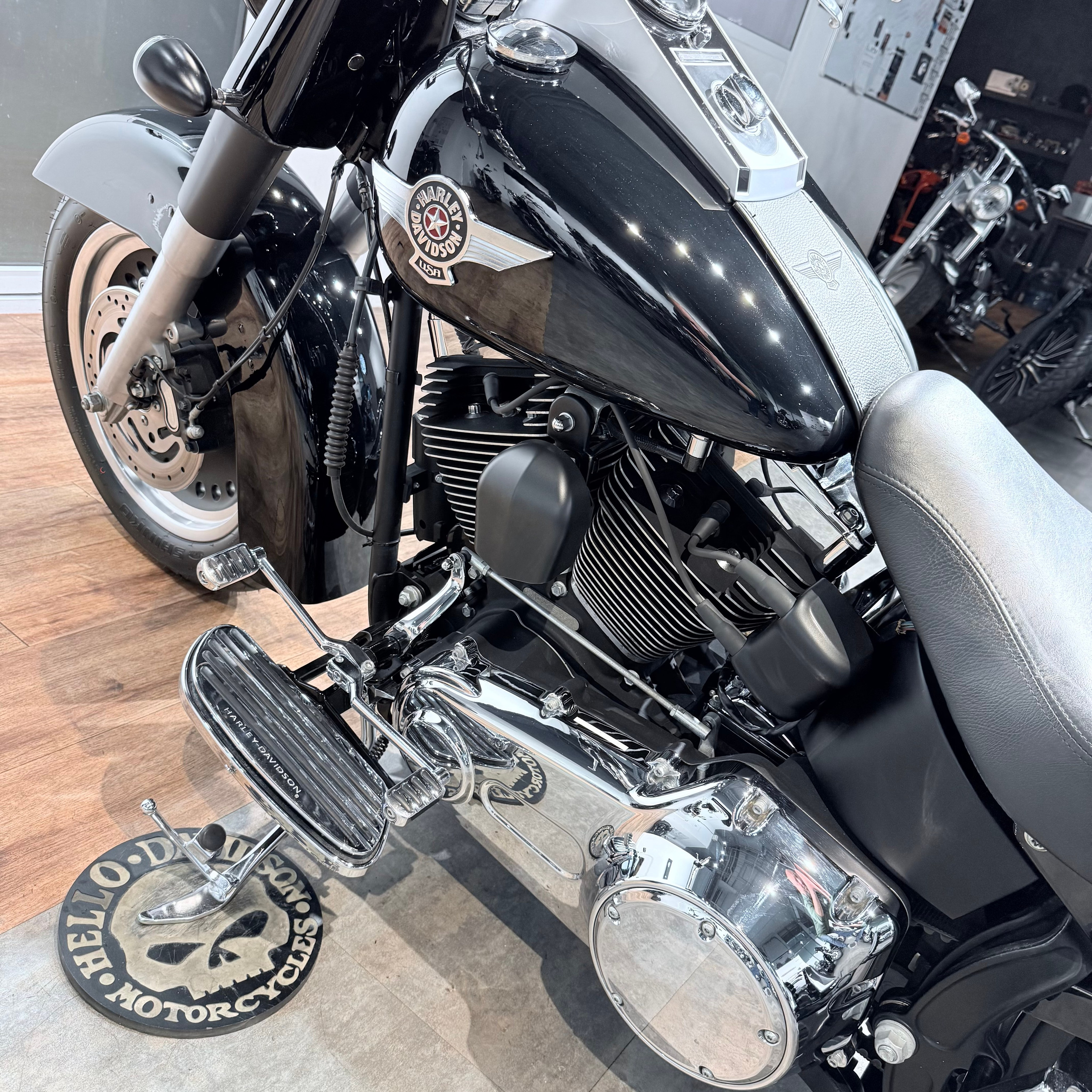 2011 Fat Boy АВS Vivd Вlаck Vanсе & Hinеs. Hello Davidson, Москва. Только хорошие мотоциклы…