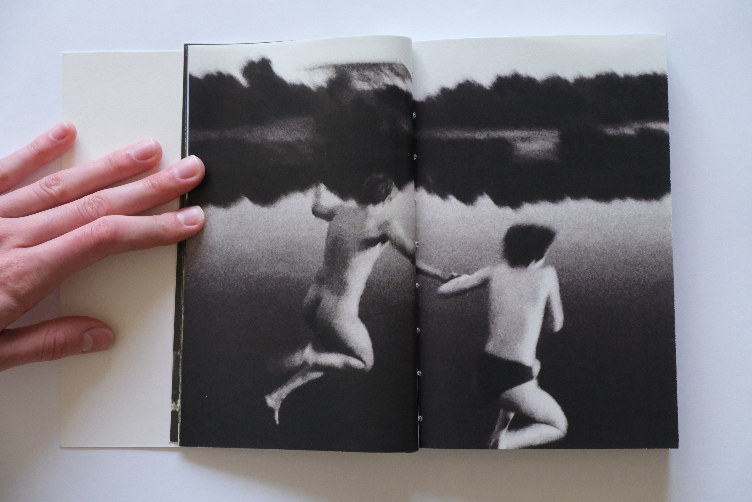 Липкий пол [книга]. Аня белка — художница и фотограф