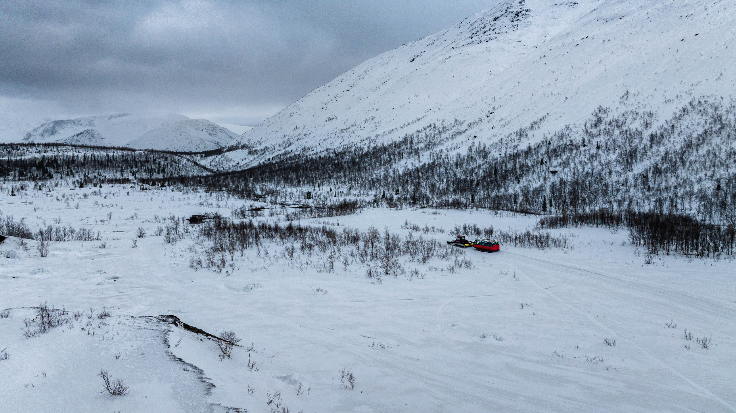 Долина реки Вудъявйорк и озеро Малый Вудъявр. Турист оптимист