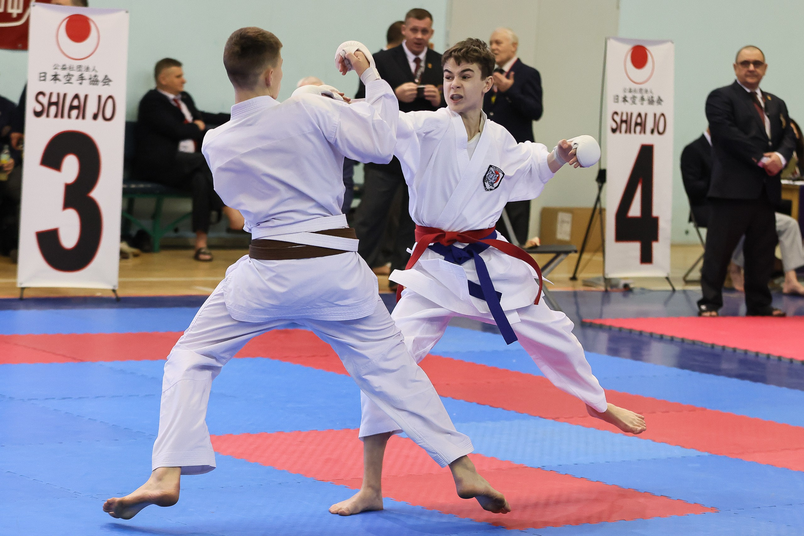 Двое каратистов проводят поединок в  кумите