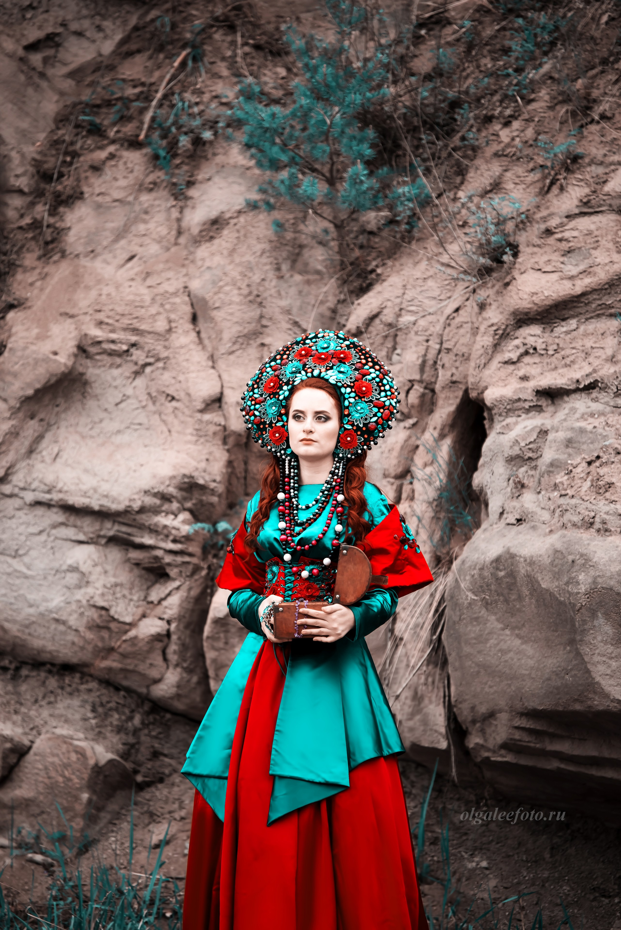 Девушка в русском народном одеянии хозяйка медной горы. Ольга Ли свадебный семейный фотограф Иркутск