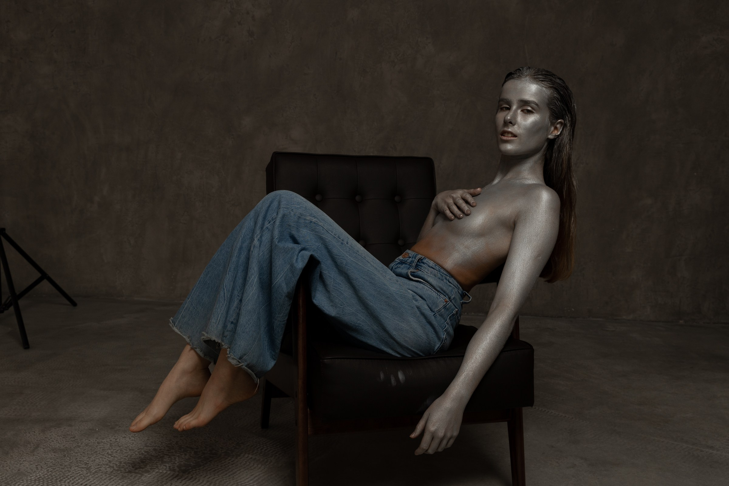 Катя съёмка в студии с чёрными руками. Алексей Торопов фотограф