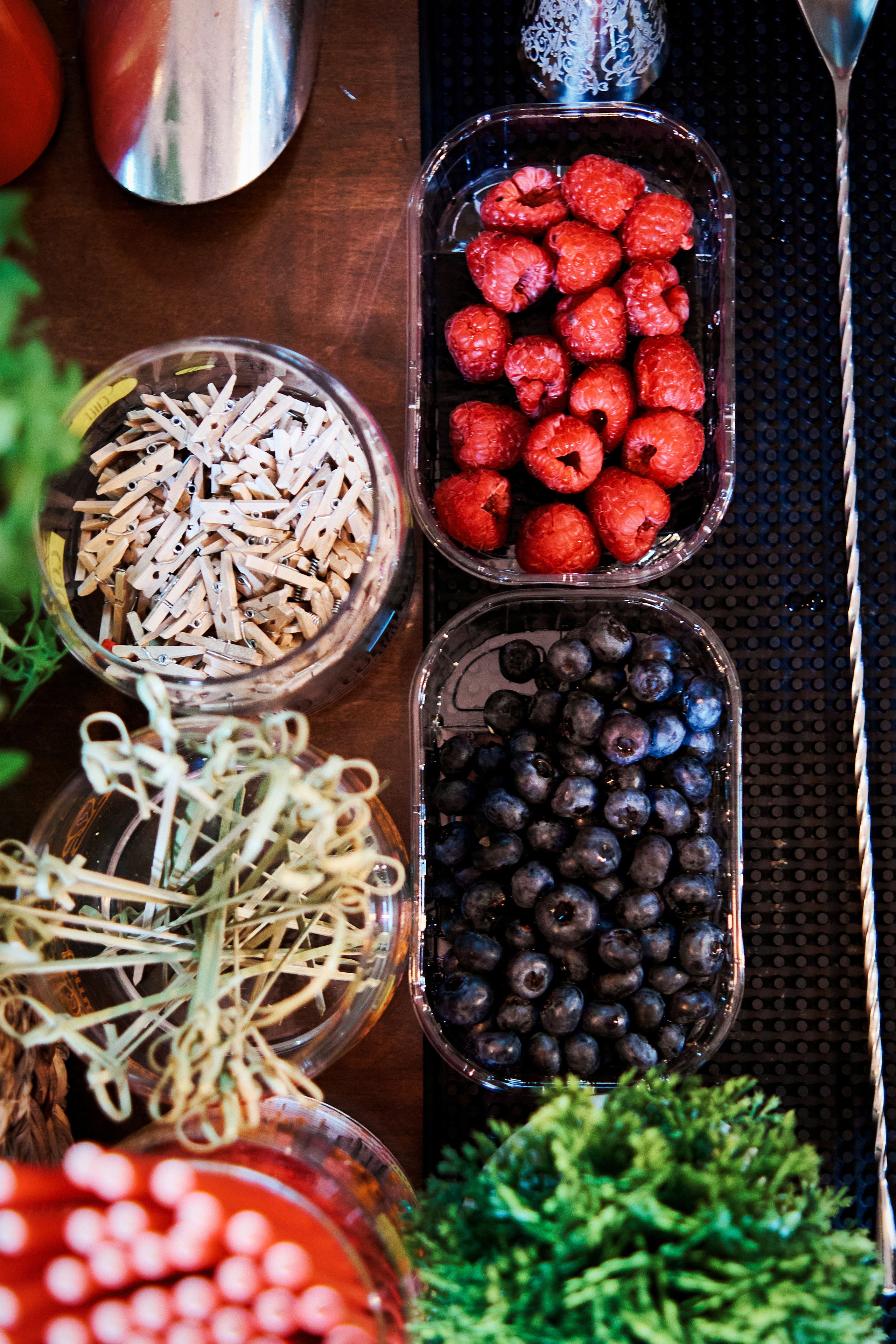 Портрет человека в красном платье, торжественный наряд, репортаж мероприятия