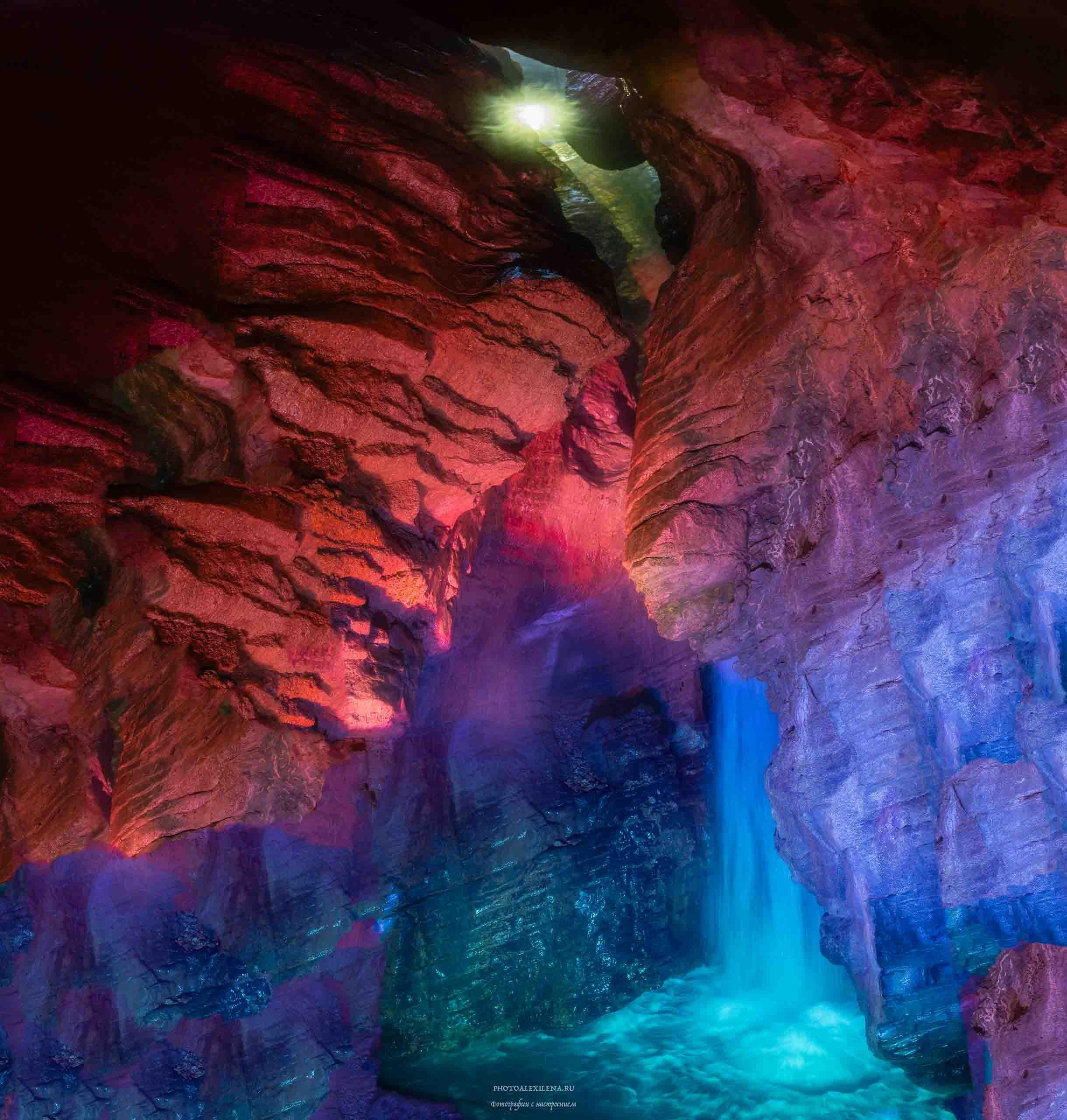 Водопад в гроте. Авторские стильные фотокартины