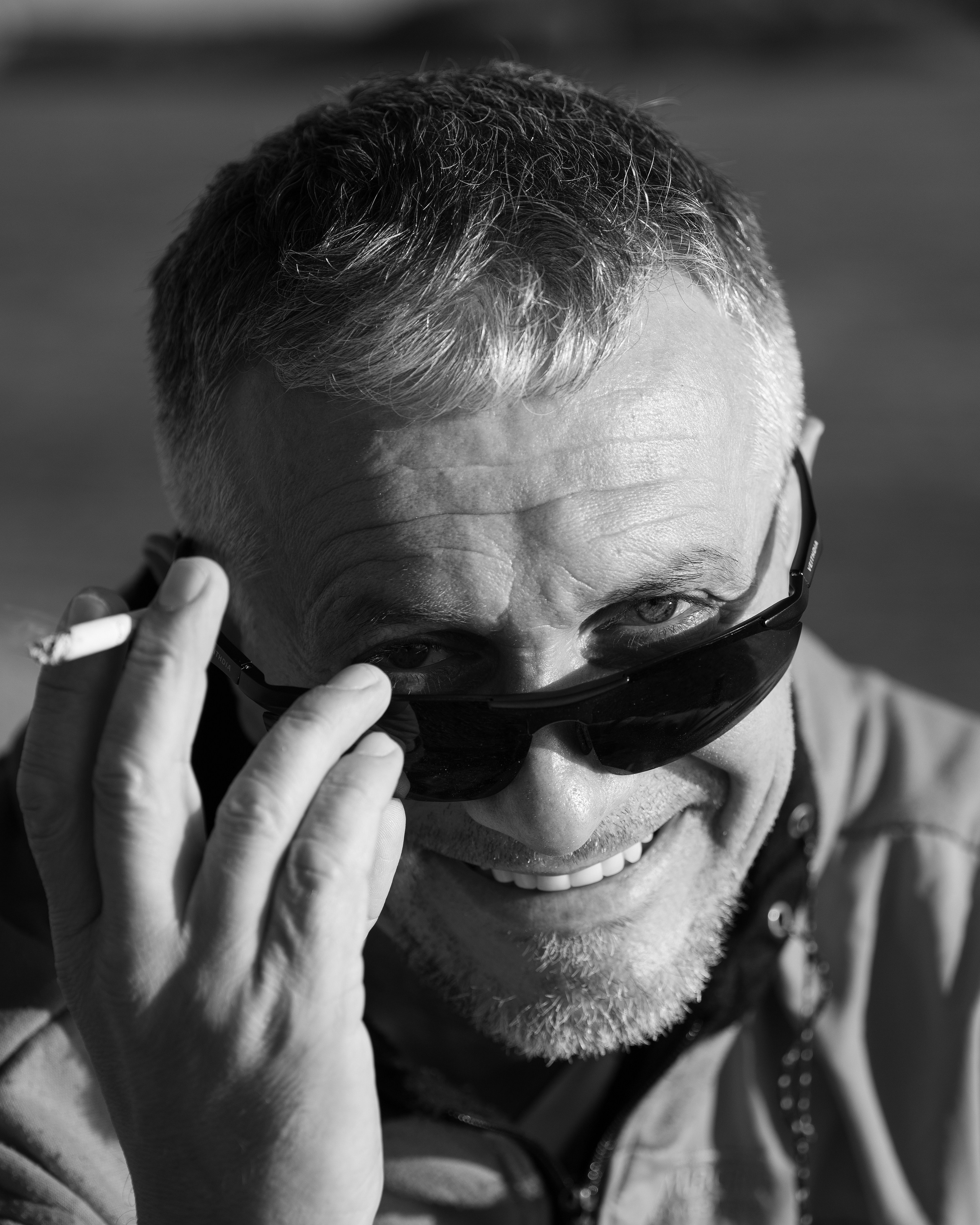 Мужской портрет, эмоции, сигарета.