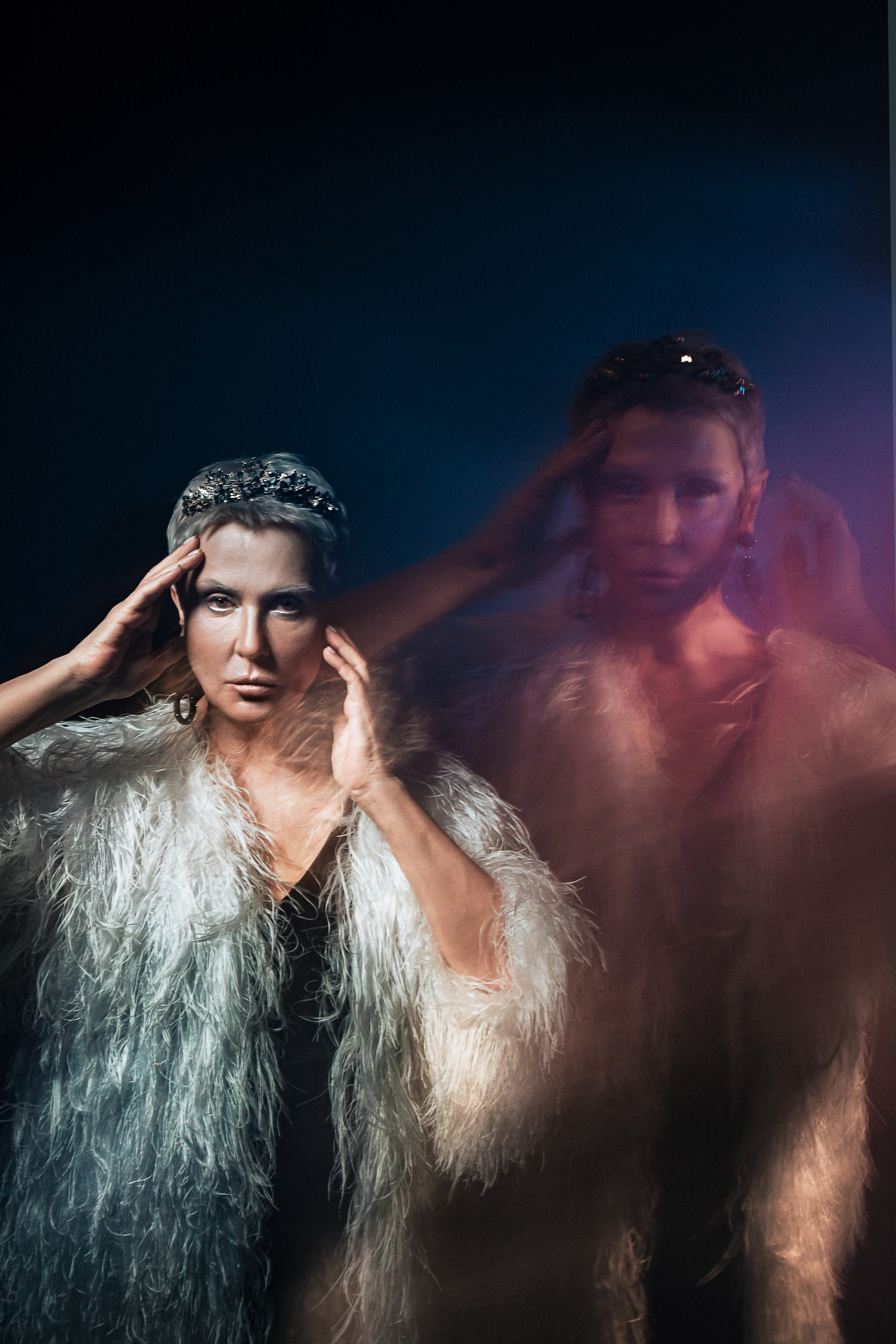 Современная Снежная Королева в белоснежной шубе на фотосессии с миксом света в Петербурге, яркое воплощение зимней красоты и элегантности