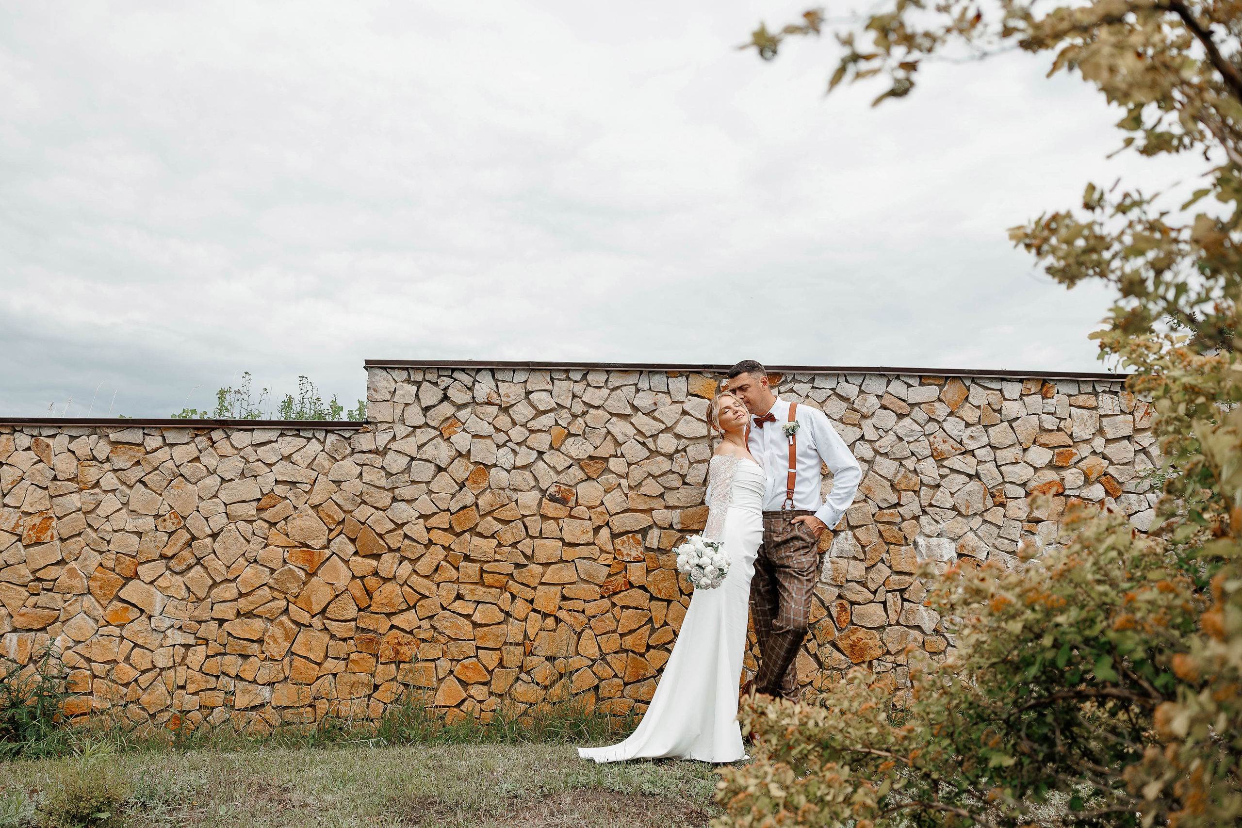 Жених и невеста на фоне красивой природы 