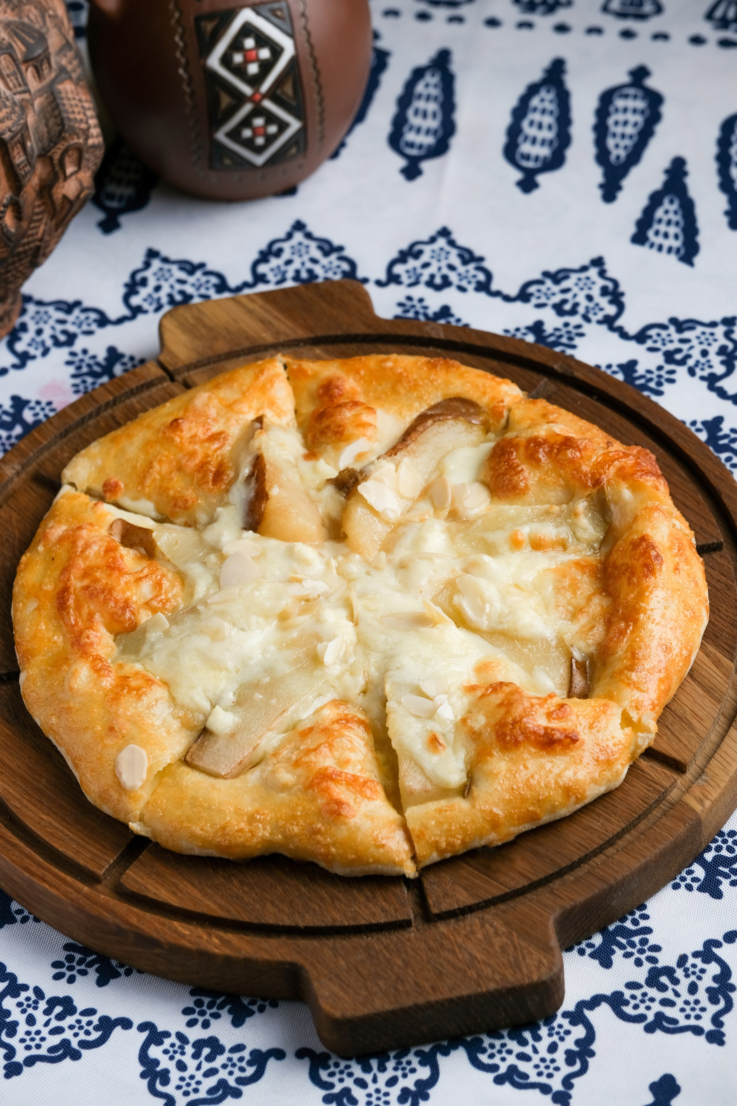 Фуд фото хачапури на деревянной доске. фуд-фотография для меню кафе в Красноярске.