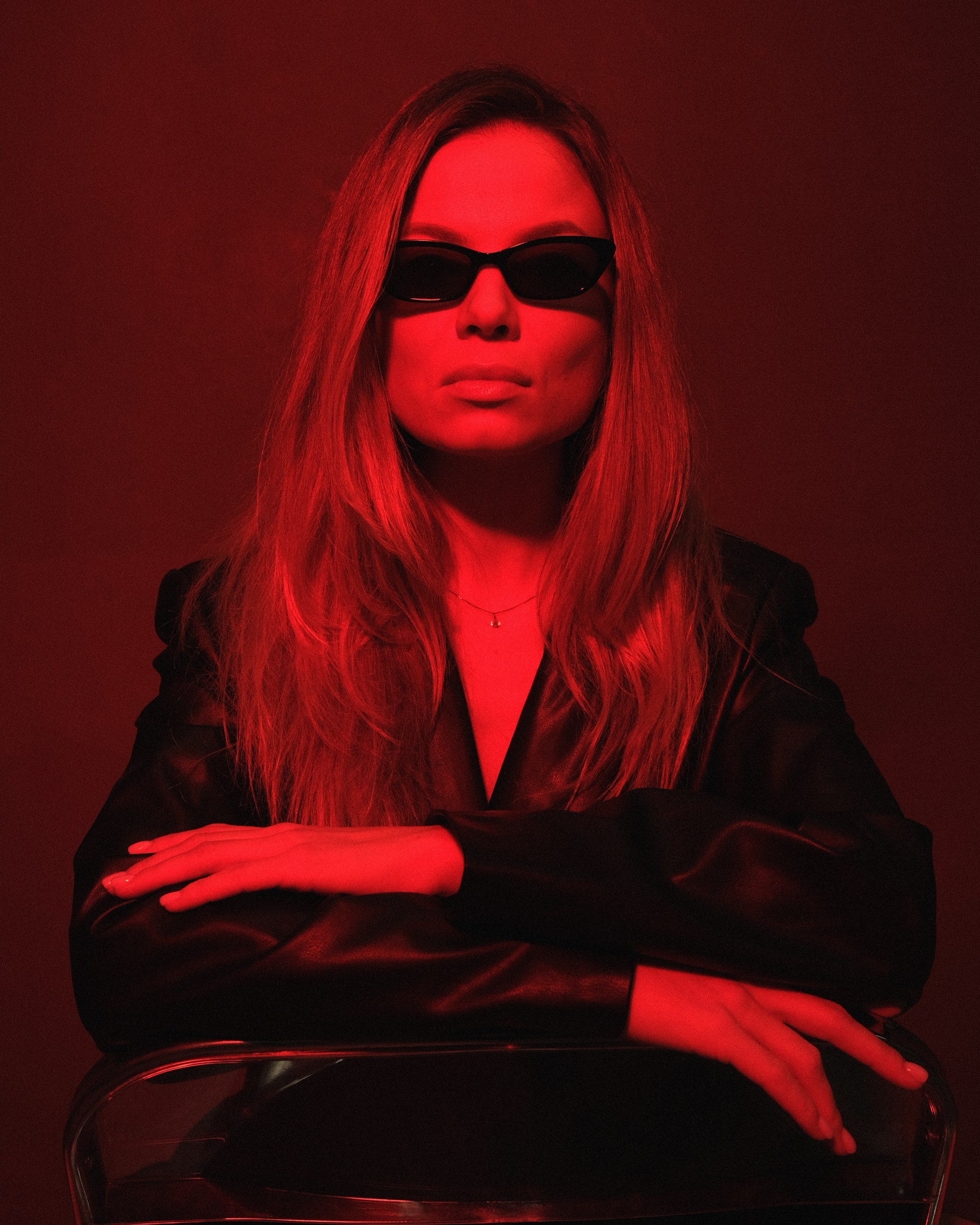 Портретный фотограф в Москве Калагина Светлана. Профессиональная фотосессия в студии с цветным светом. Дерзкая фотосессия для девушки.