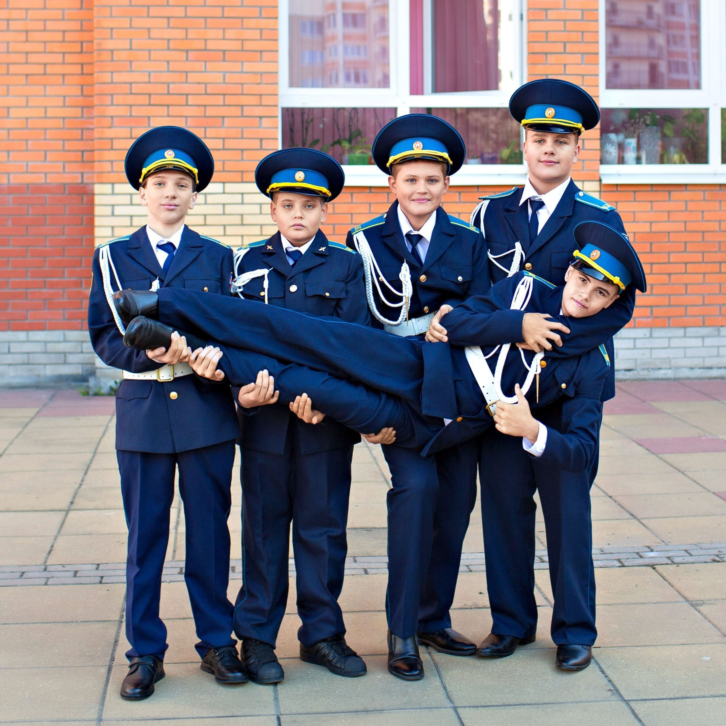 С друзьями. Школьный фотограф и выпускные альбомы | SHKOLBook