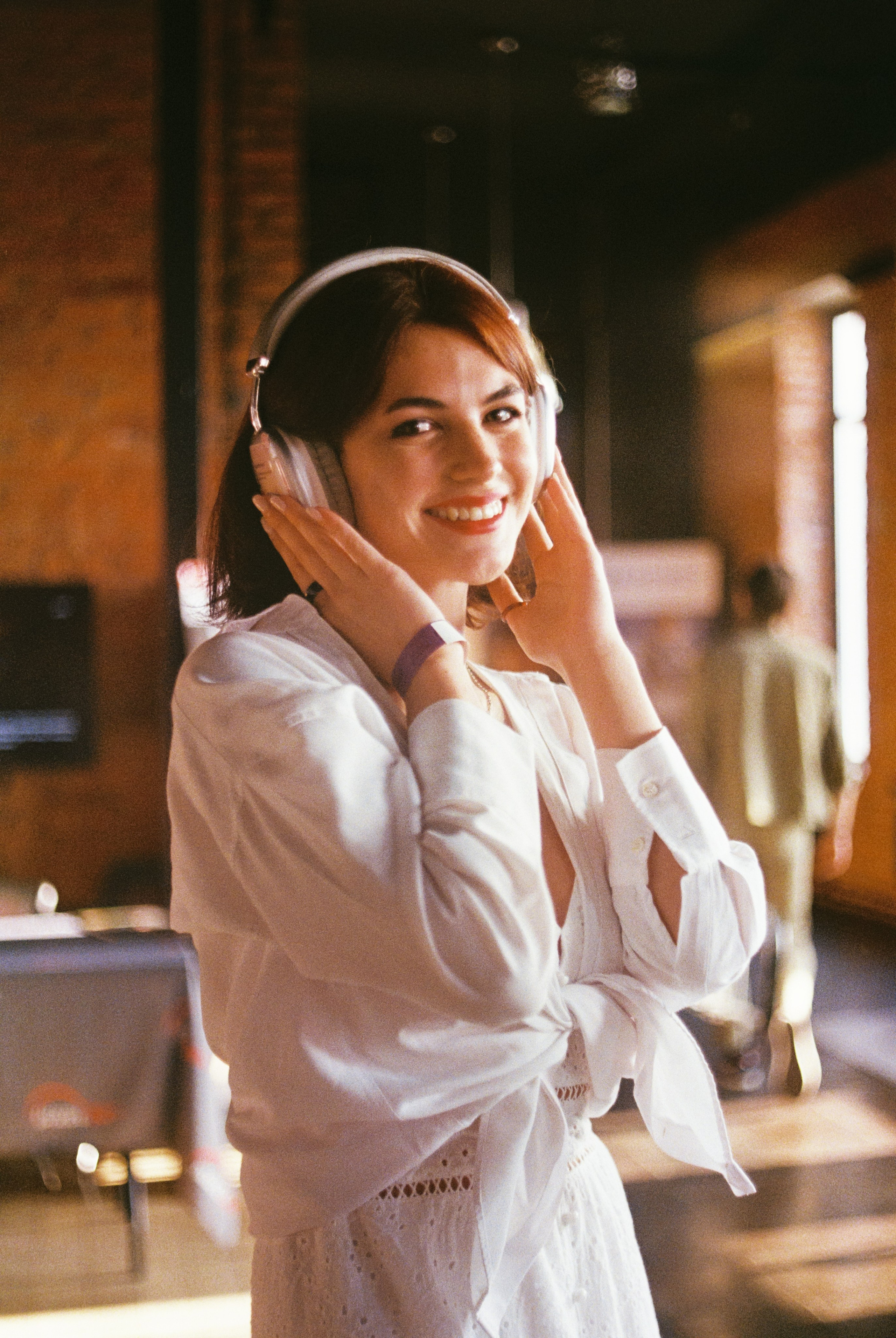 плёночная фотография. один человек. наушники