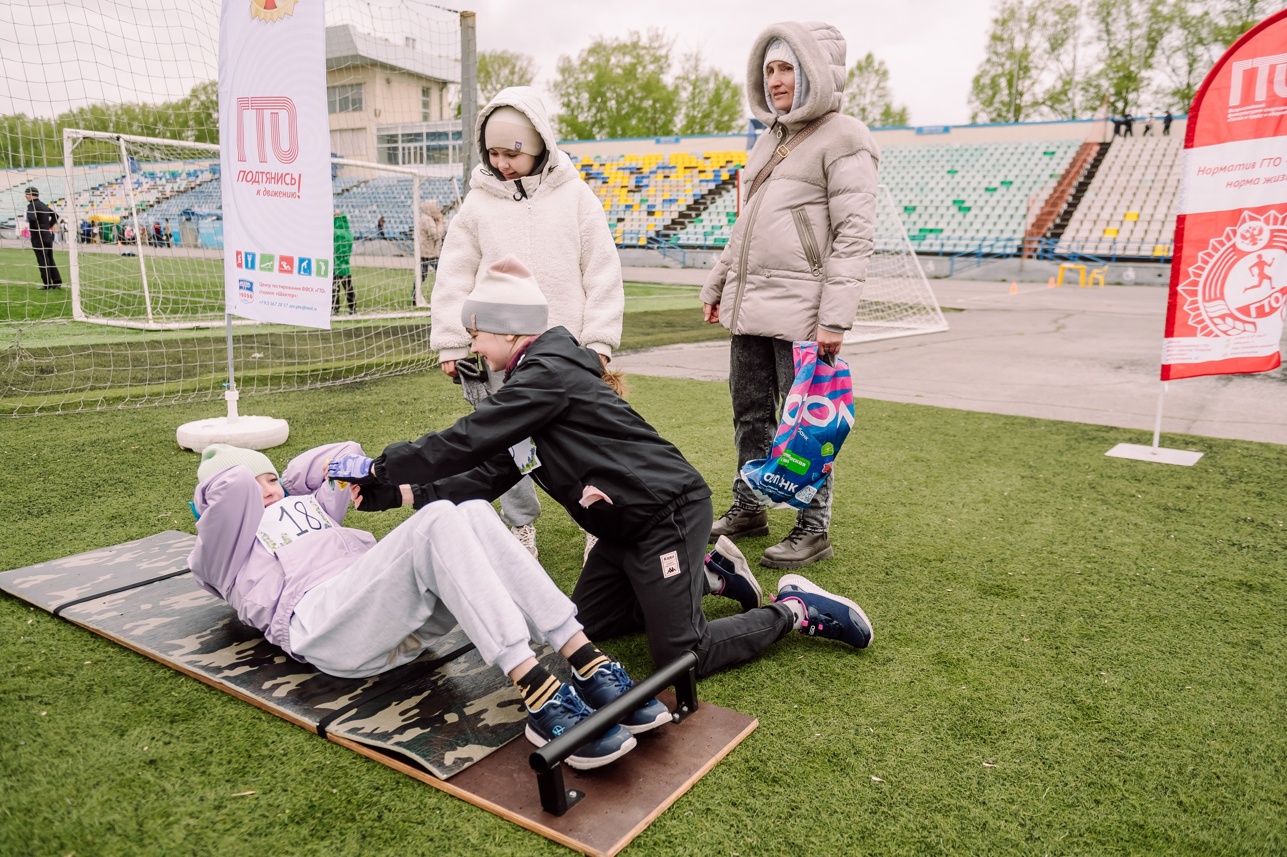 Пасхальный забег «Вера и Спорт» на стадионе Шахтёр. Детский фотограф, семейный фотограф и репортажи в Кемерово