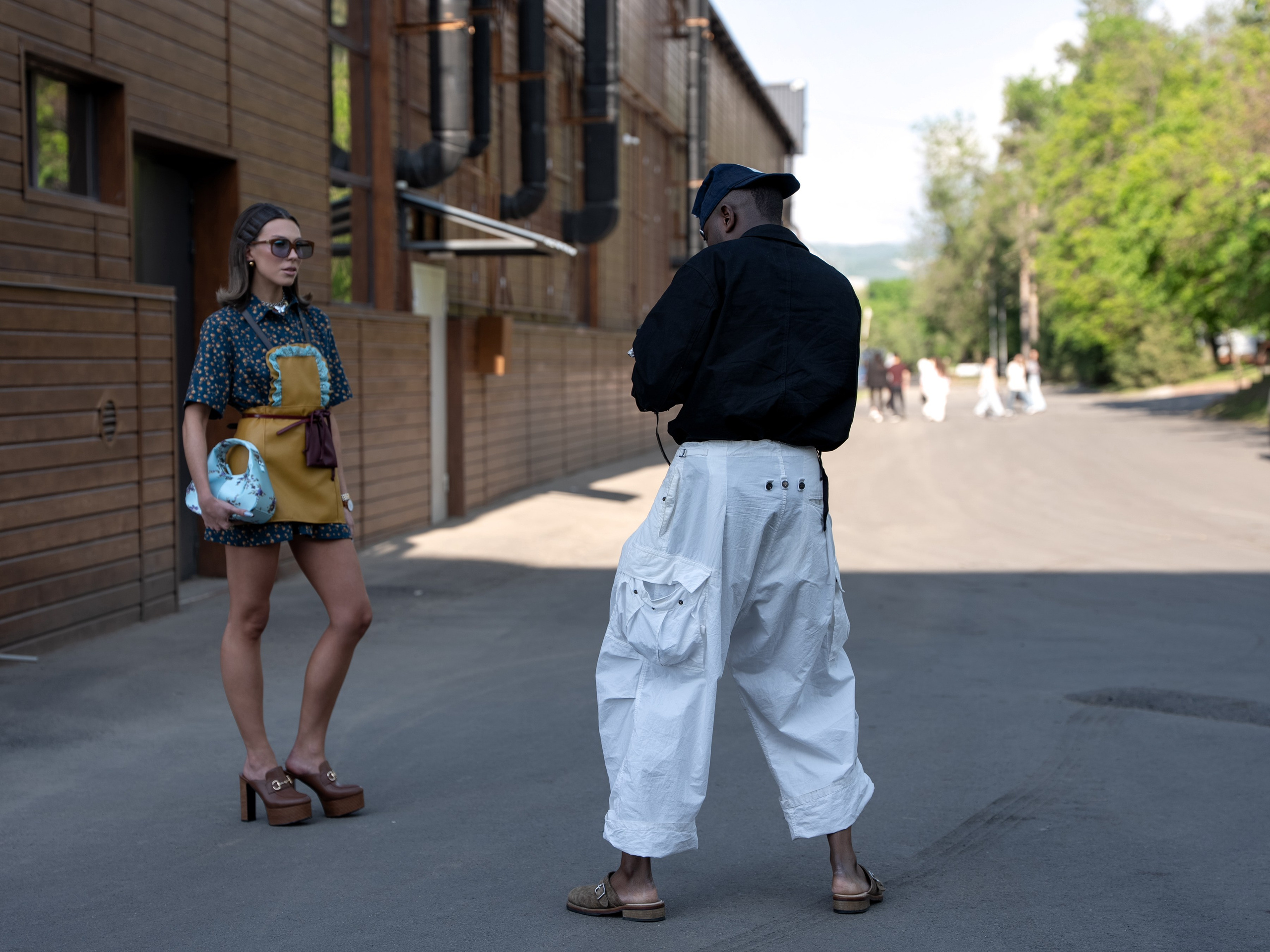 Visa Fashion Week Almaty Pre-Fall 2026 April StreetStyle Day 2. Сайт Алматинского НЮ АРТ, будуар и фэшн фотографа Дениса Карпенко