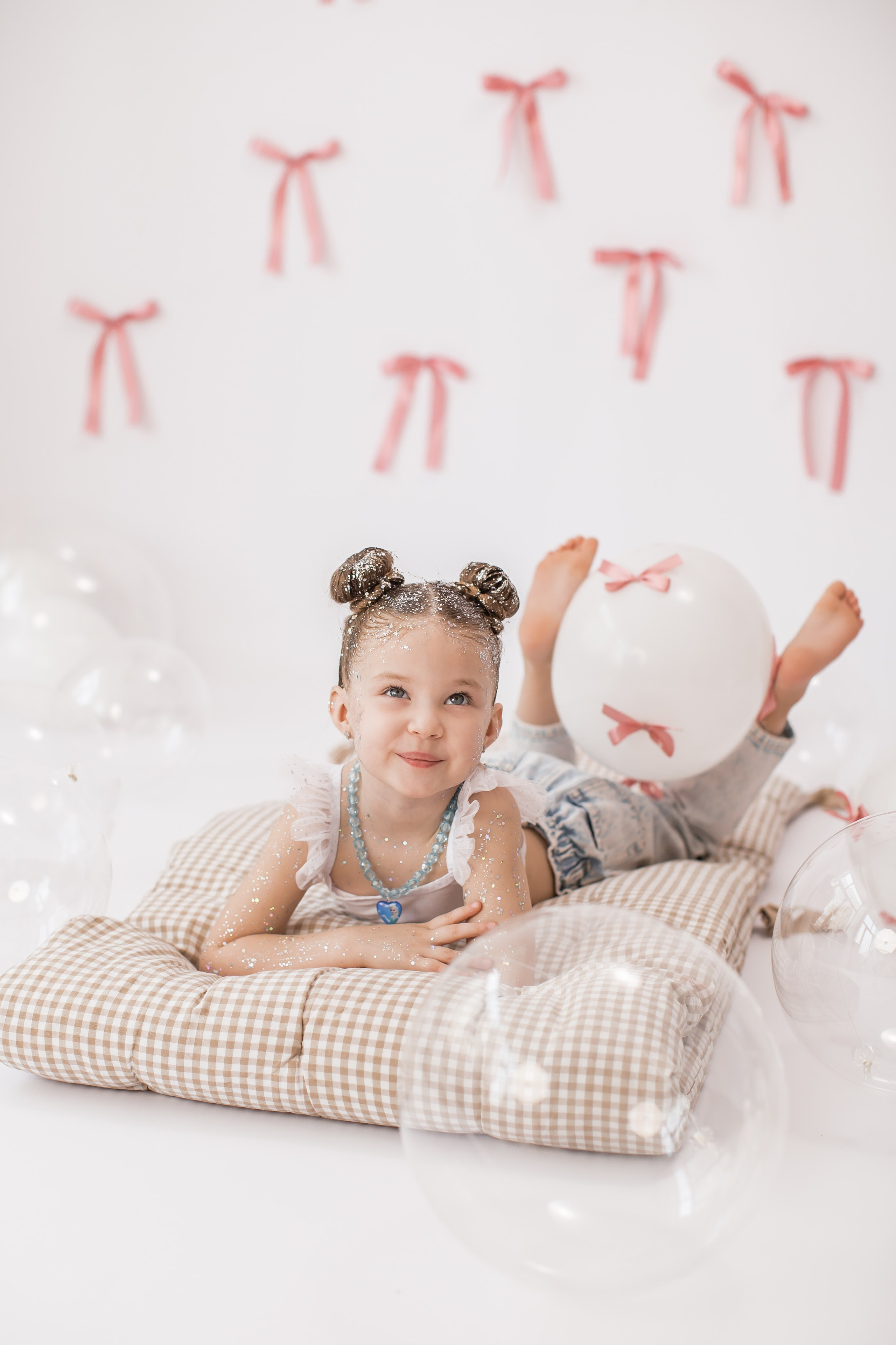 День рождение от 4 до 18 лет (на белом фоне). Детский семейный фотограф на первый годик город Новосибирск Дымова Светлана пакеты всё включено 1-3 года