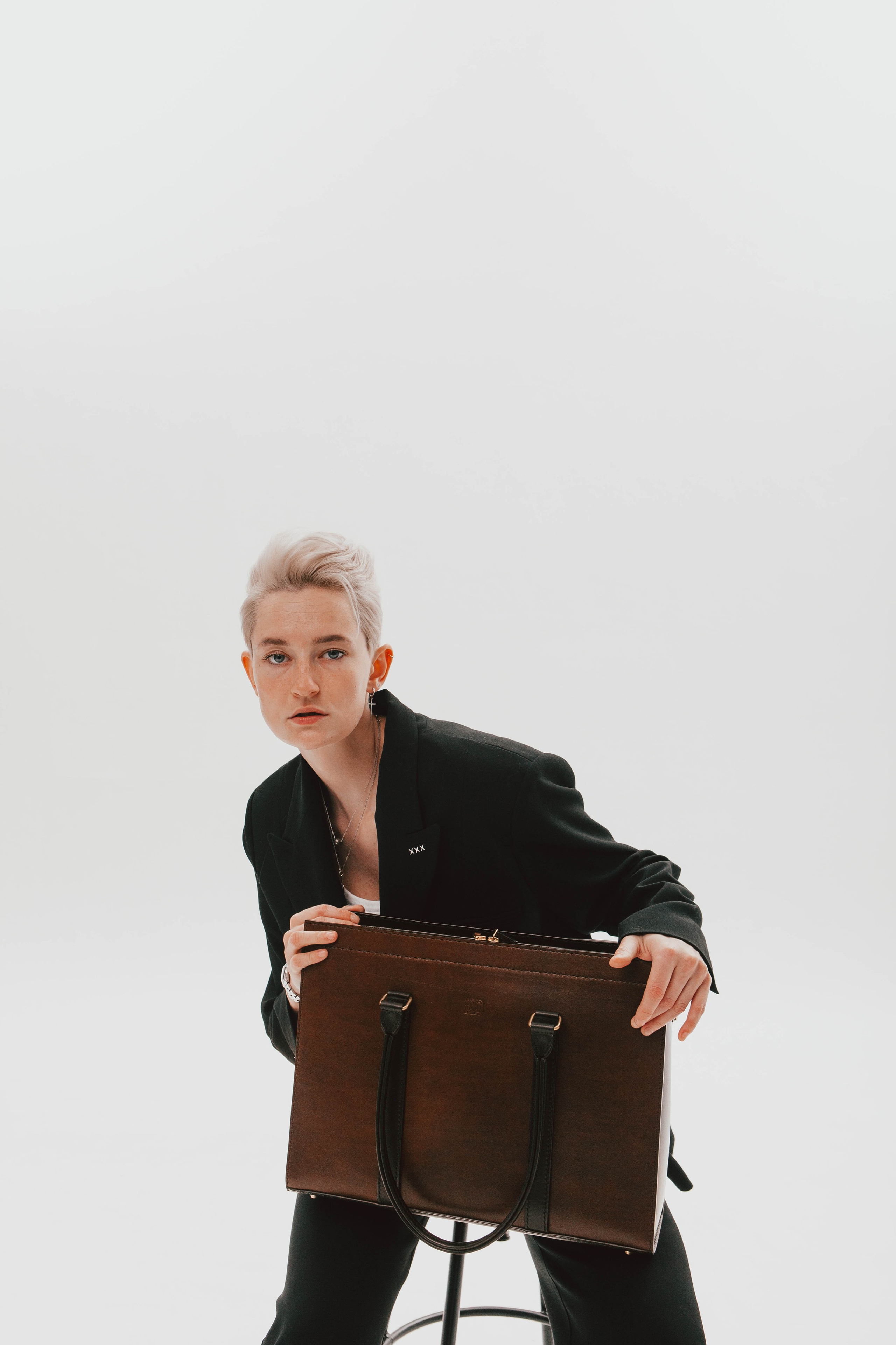 Анна Гречаная и изделие Дана Настаса 💼. Фотограф Ольга Крукле