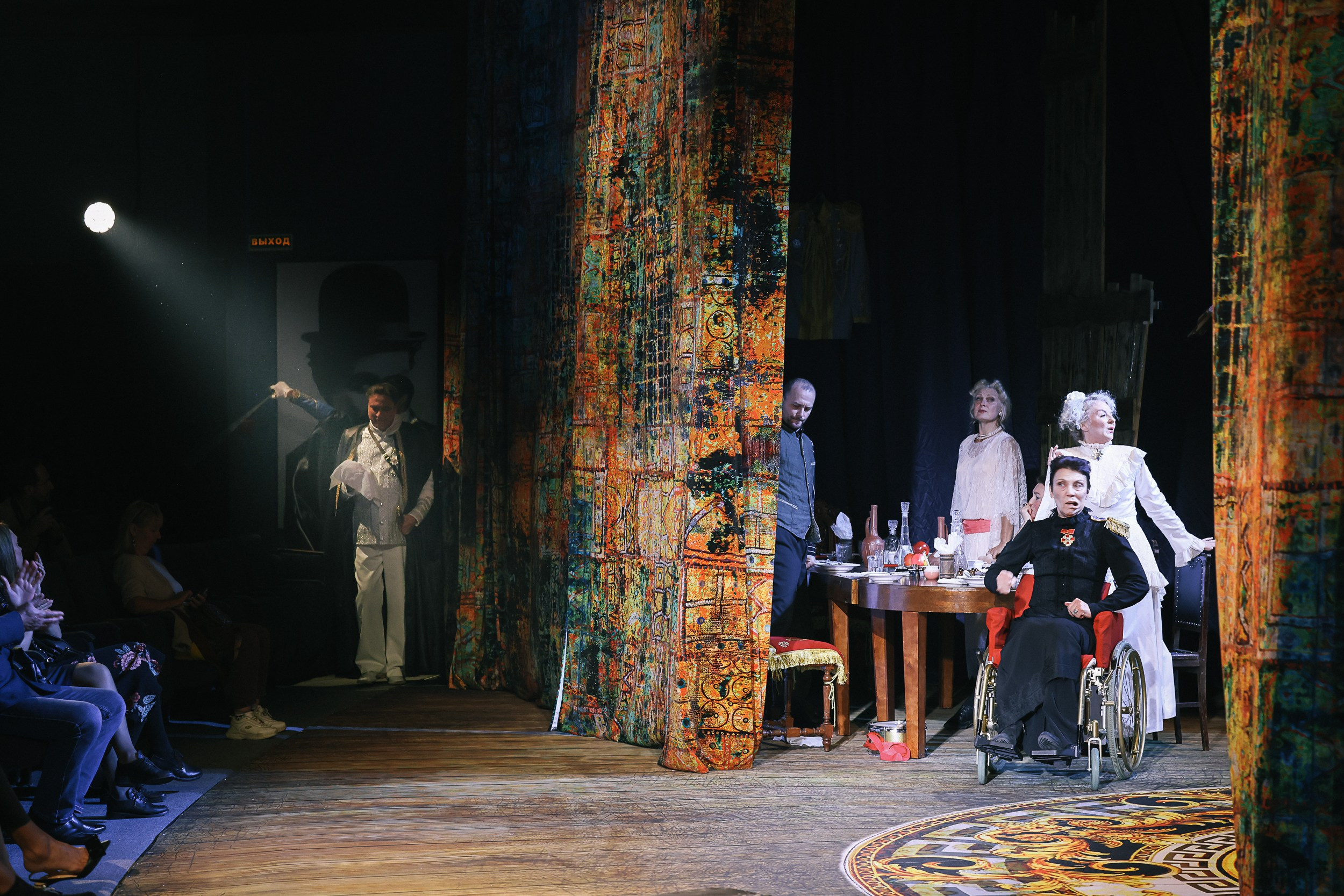 Весёлая женщина. Театр Эрмитаж. Репортажный, архитектурный, театральный и файн-арт фотограф Лена Мельникова в Москве