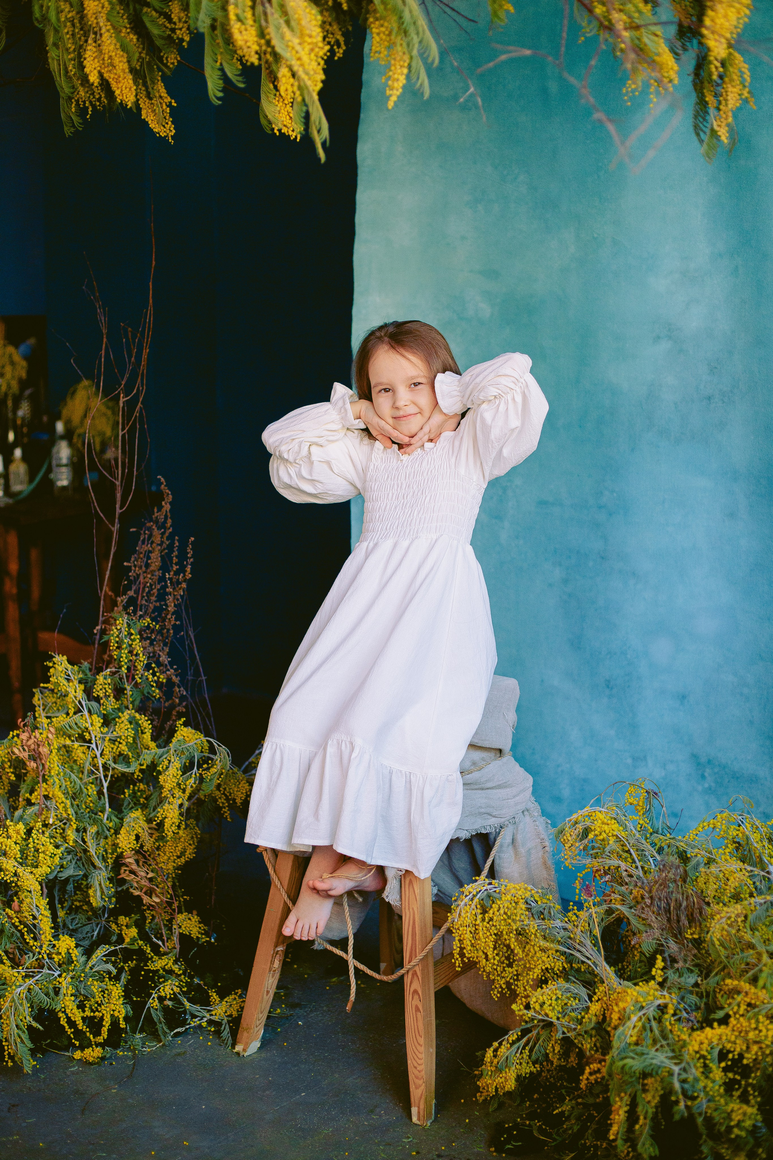 Семейная фотосессия мамы и дочки с мимозой в фотостудии. Фотограф в Санкт-Петербурге, Анна Скворцова