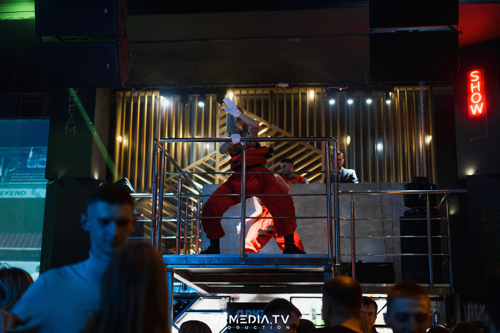 Бумажный дом в баре «Друзья»