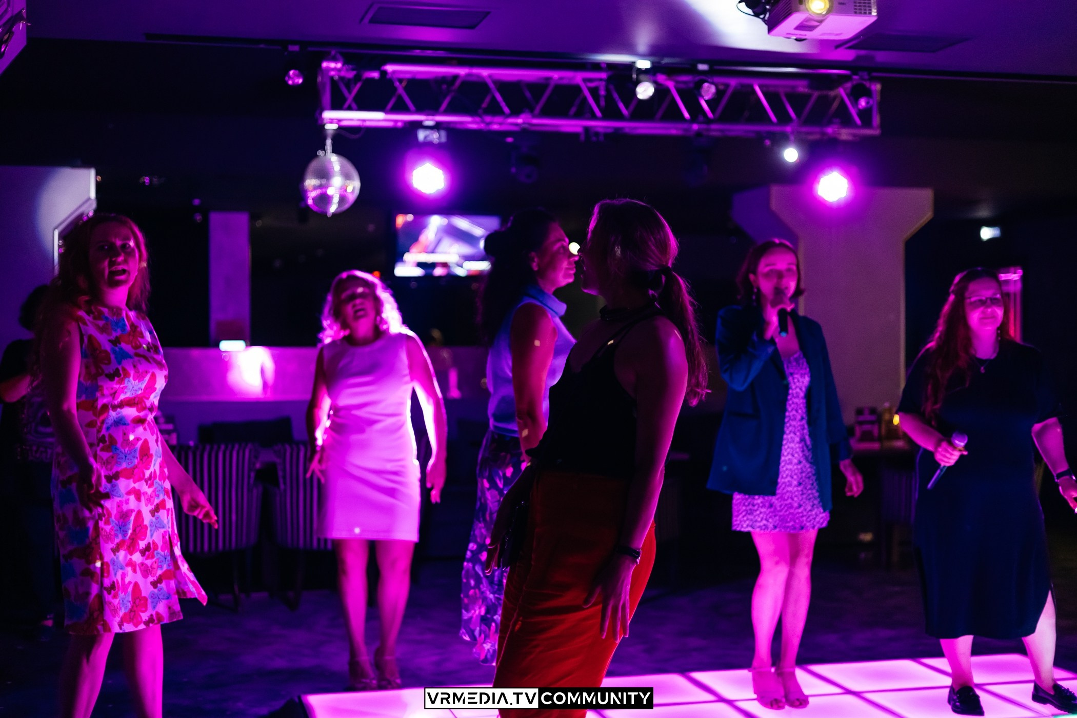 Караоке-бар «Volna»: Золотые 2000-е